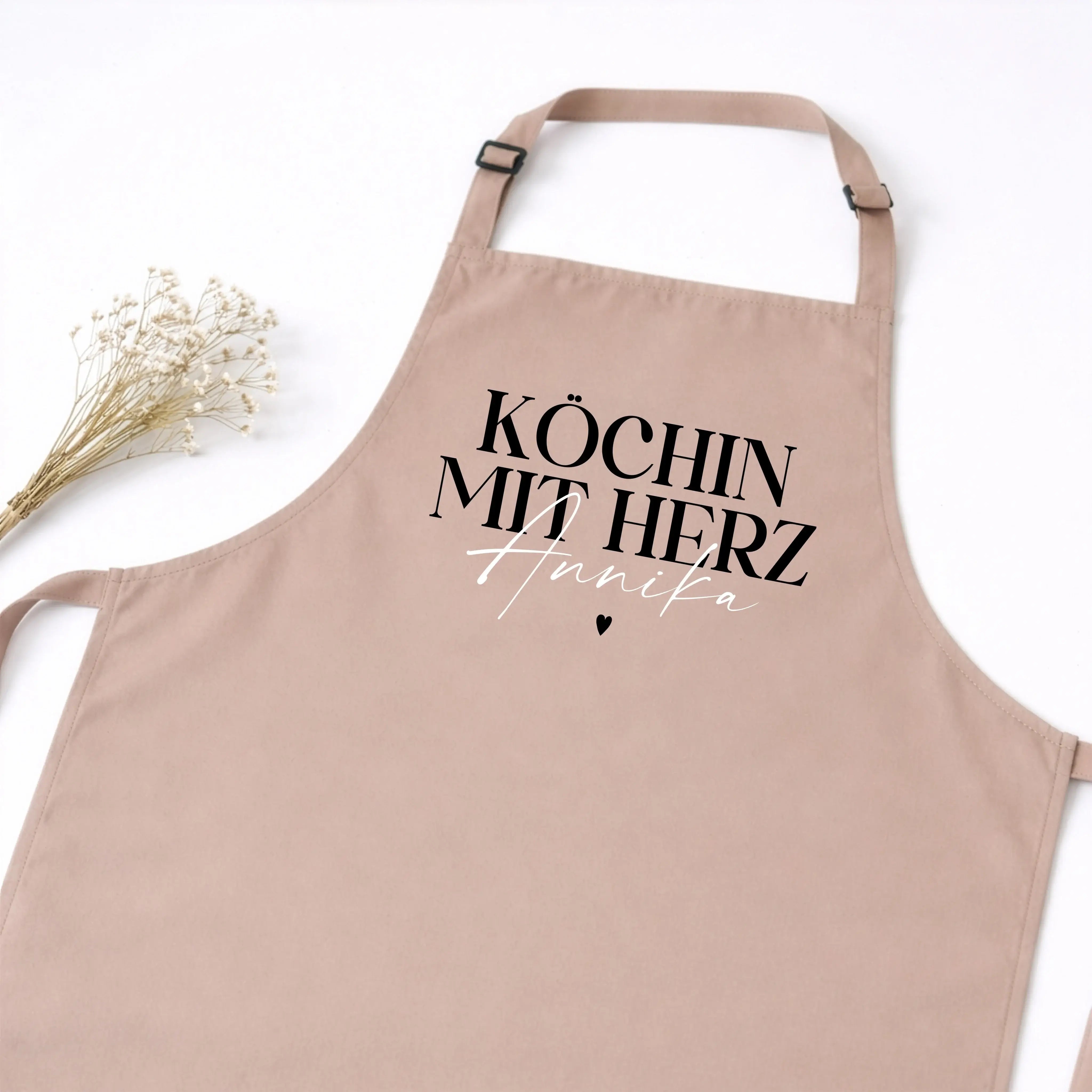 Kochschürze Köchin mit Herz--famprints-Die Kochschürze Köchin mit Herz von famprints ist mehr als nur ein praktisches Küchenaccessoire. Sie wird zu einem persönlichen Lieblingsstück, das Kochen, Backen und Zubereiten begleitet. Mit deinem Wunschnamen gest
