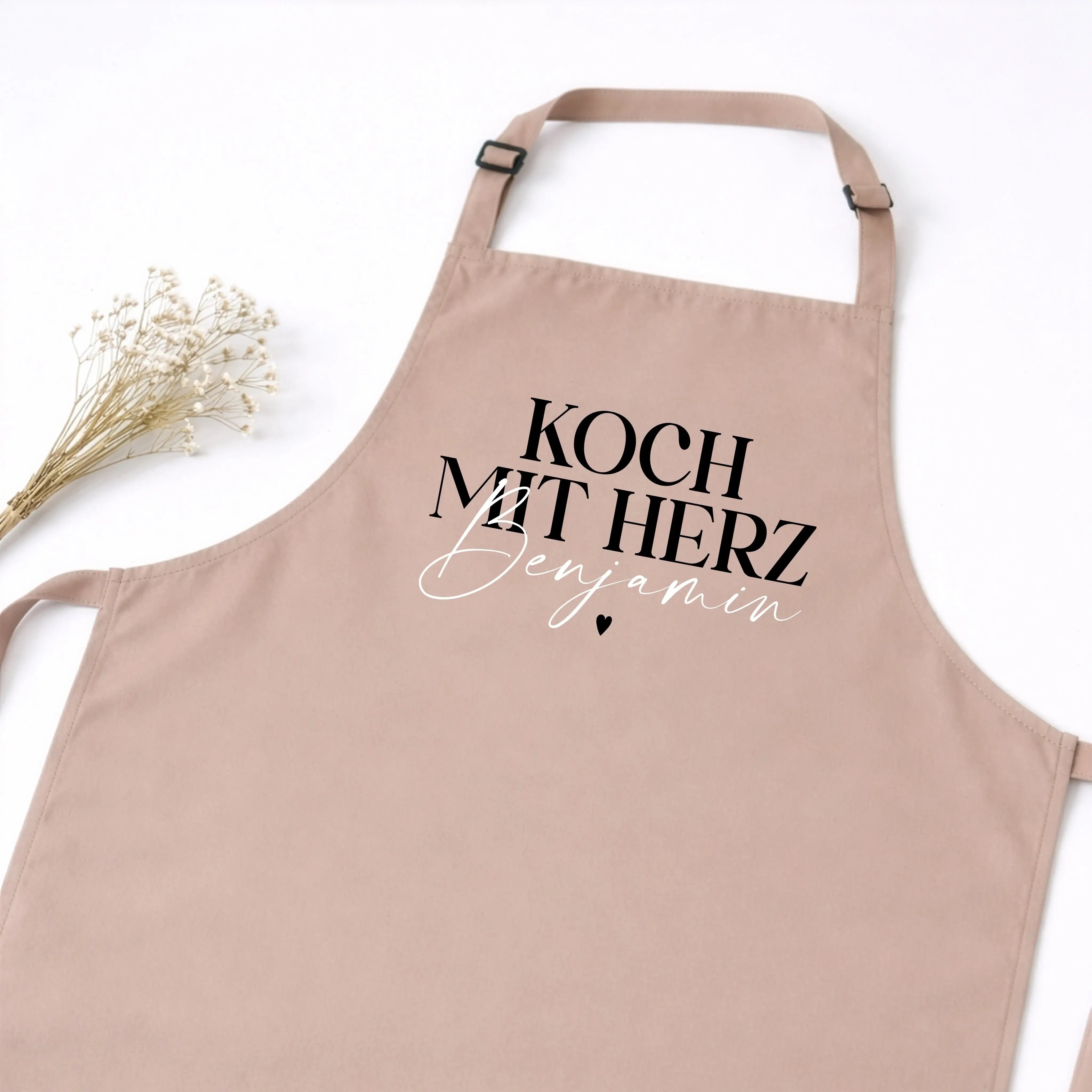 Kochschürze Koch mit Herz-Kochschürze-famprints-Kochschürze Koch mit Herz steht für Freude am Kochen und für eine persönliche Note, die man sofort sieht. Bei famprints wird aus einer hochwertigen Küchenschürze ein individuelles Geschenk, das genau zu dir