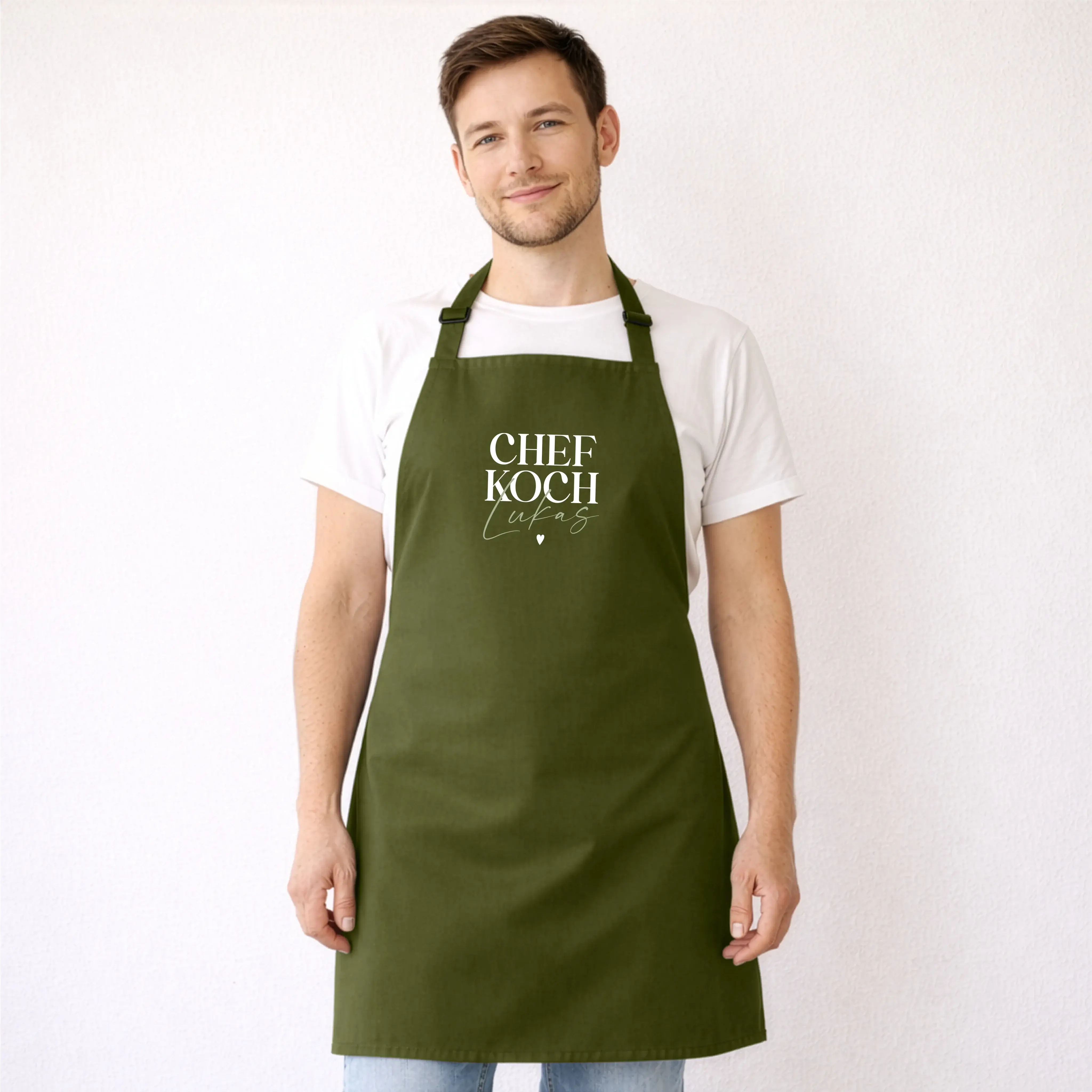 Kochschürze Chefkoch-Kochschürze-famprints-Die Kochschürze Chefkoch von famprints ist mehr als ein praktisches Küchenaccessoire. Sie wird mit deinem Wunsch­namen personalisiert und verwandelt jedes Kochen in einen ganz persönlichen Moment. Der klare Schri
