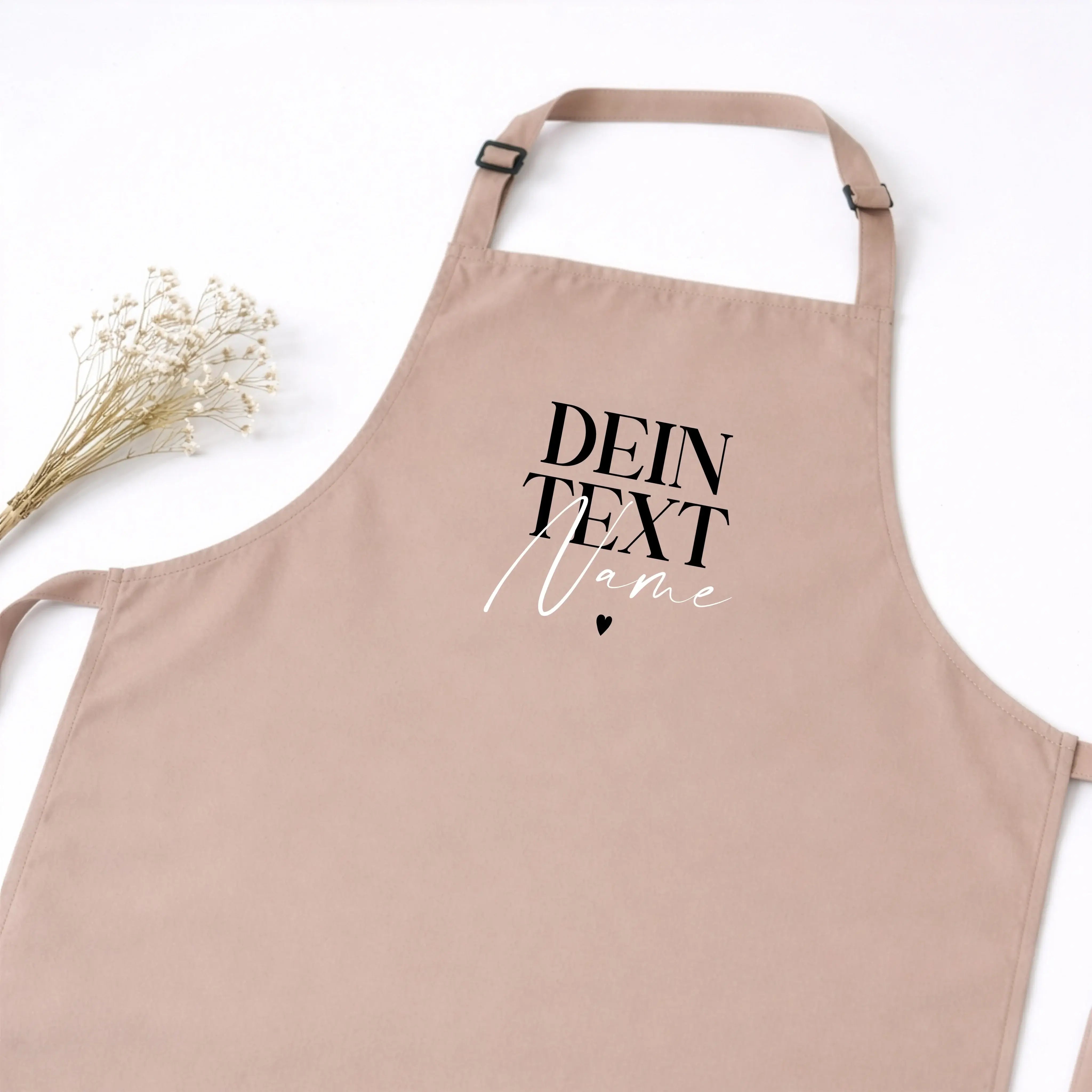 Kochschürze Dein Text-famprints-Kochschürze-Die Kochschürze Dein Text von famprints macht aus dem Kochen etwas Persönliches. Du gestaltest deine Schürze genau so, wie sie zu dir oder zur beschenkten Person passt. Ob Name, kurzer Spruch oder eine liebevoll