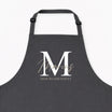 Kochschürze Initial + Text-Kochschürze-famprints-Die Kochschürze Initial + Text von famprints macht aus einem Alltagsprodukt ein persönliches Statement für Küche, Grill oder Backstube. Dein gewähltes Initial bildet den Mittelpunkt des Designs und wird mit