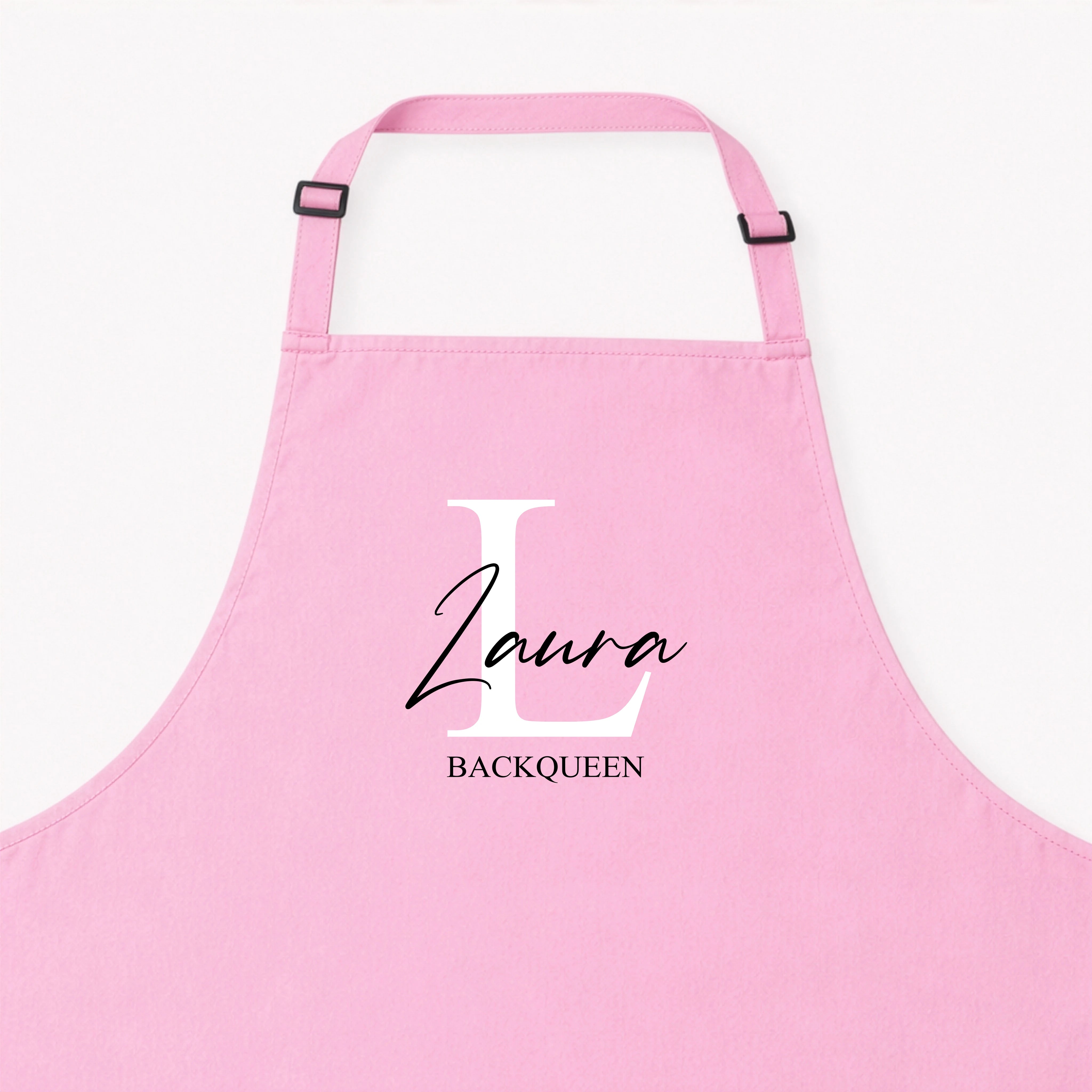 Kochschürze Initial + Text-Kochschürze-famprints-Die Kochschürze Initial + Text von famprints macht aus einem Alltagsprodukt ein persönliches Statement für Küche, Grill oder Backstube. Dein gewähltes Initial bildet den Mittelpunkt des Designs und wird mit