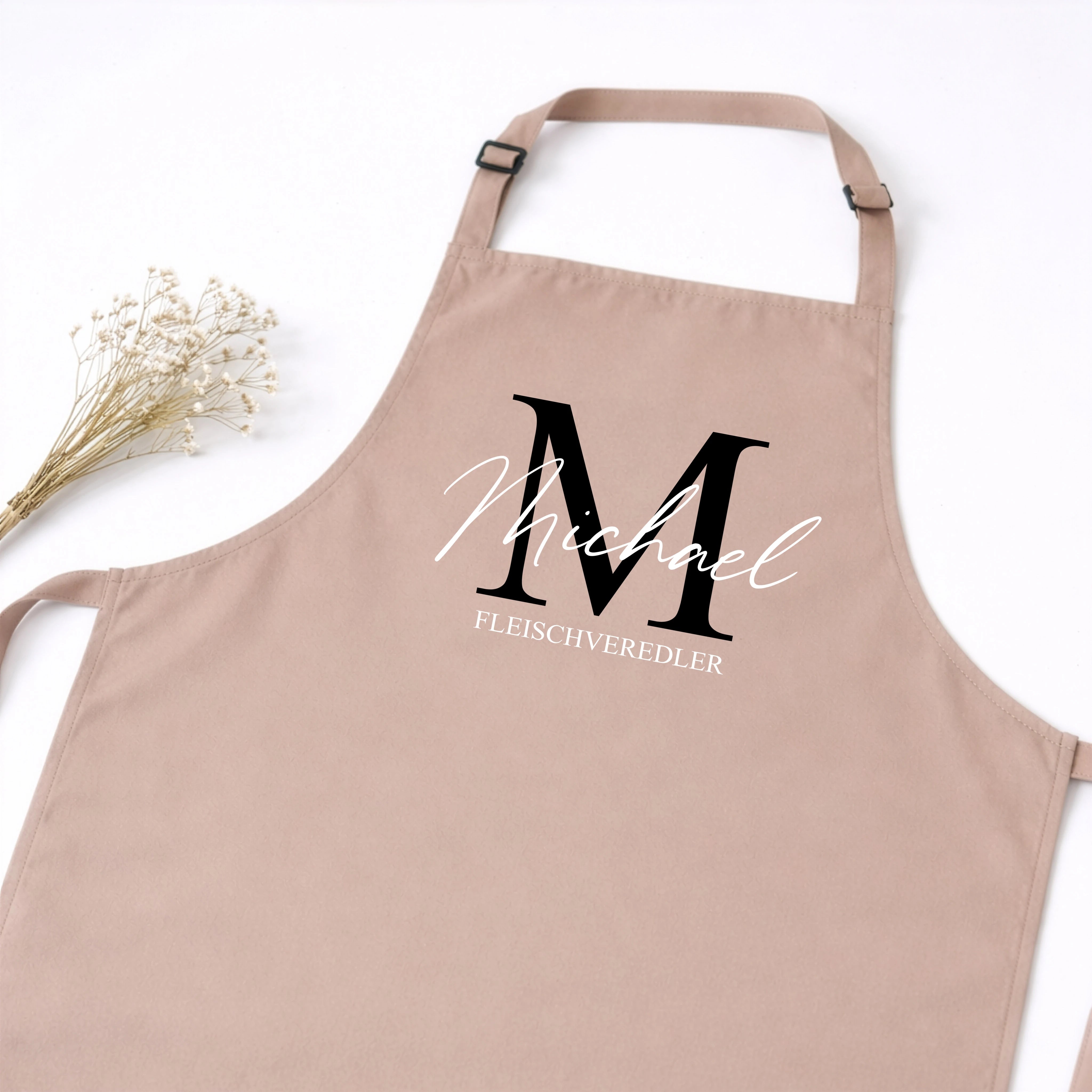 Kochschürze Initial + Text-Kochschürze-famprints-Die Kochschürze Initial + Text von famprints macht aus einem Alltagsprodukt ein persönliches Statement für Küche, Grill oder Backstube. Dein gewähltes Initial bildet den Mittelpunkt des Designs und wird mit