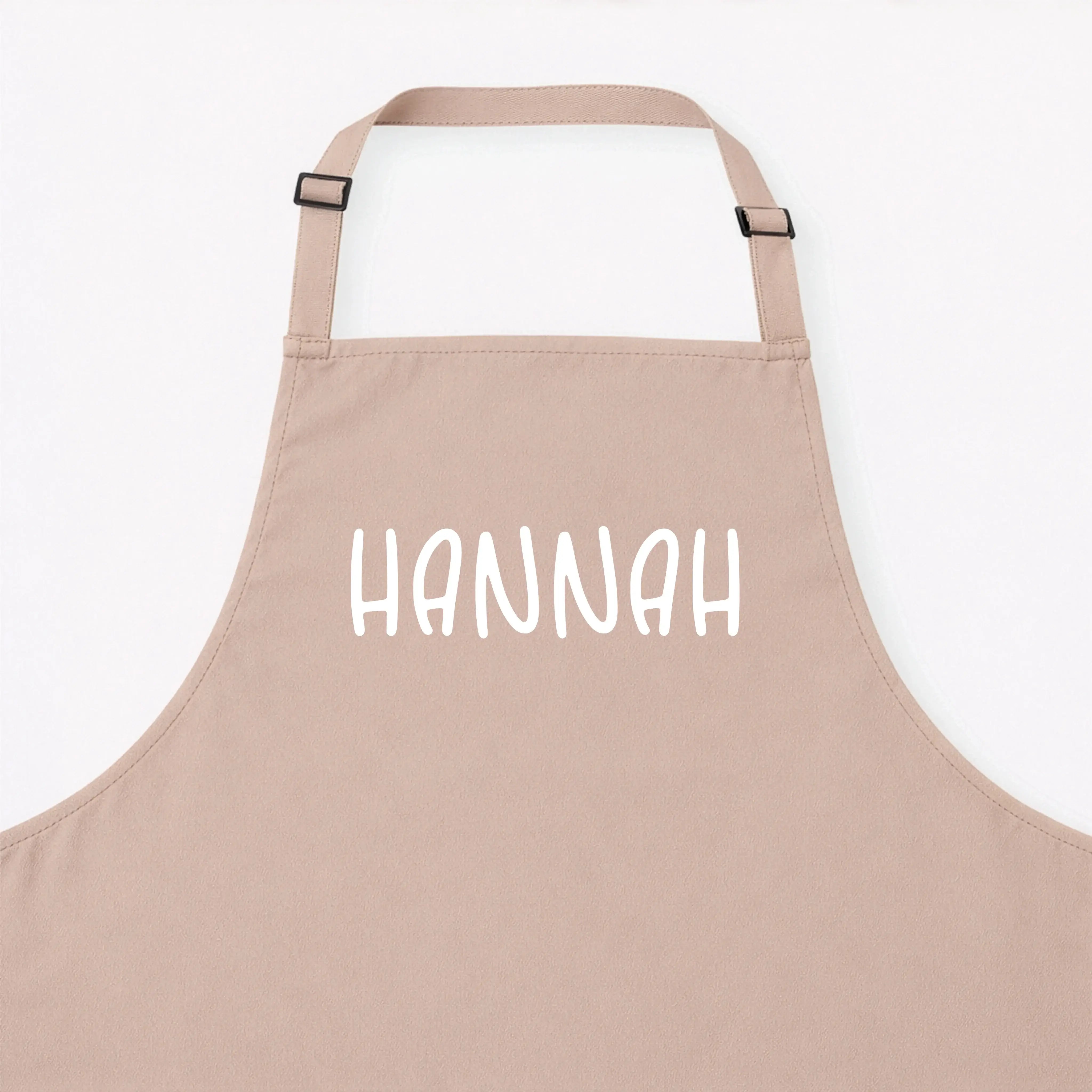 Kochschürze mit Namen-Kochschürze-famprints-Eine Kochschürze mit Namen macht aus jedem Kochmoment etwas Persönliches. Bei famprints gestaltest du deine personalisierte Kochschürze genau so, wie sie zu dir oder zur beschenkten Person passt. Ob dezente Schr