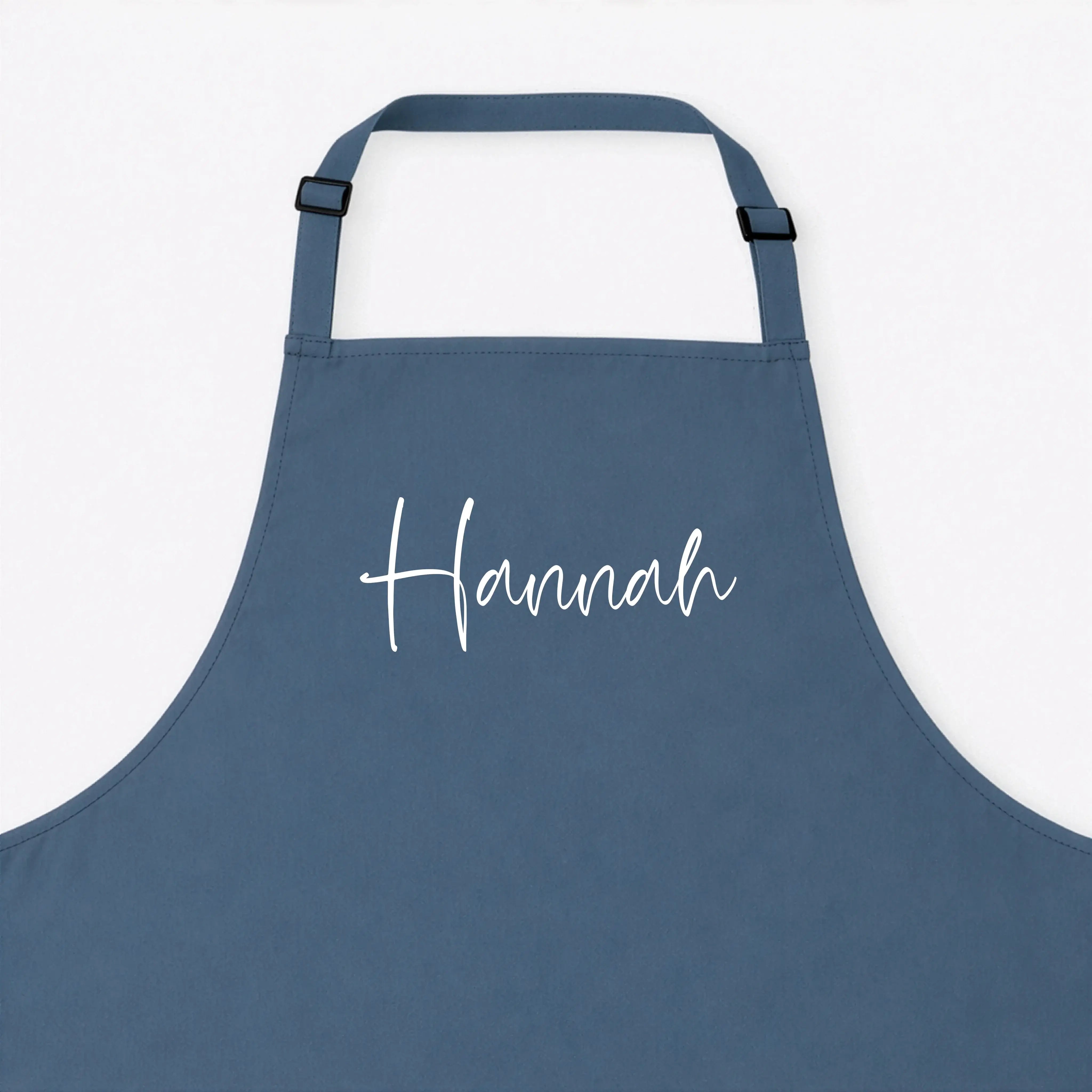 Kochschürze mit Namen-Kochschürze-famprints-Eine Kochschürze mit Namen macht aus jedem Kochmoment etwas Persönliches. Bei famprints gestaltest du deine personalisierte Kochschürze genau so, wie sie zu dir oder zur beschenkten Person passt. Ob dezente Schr