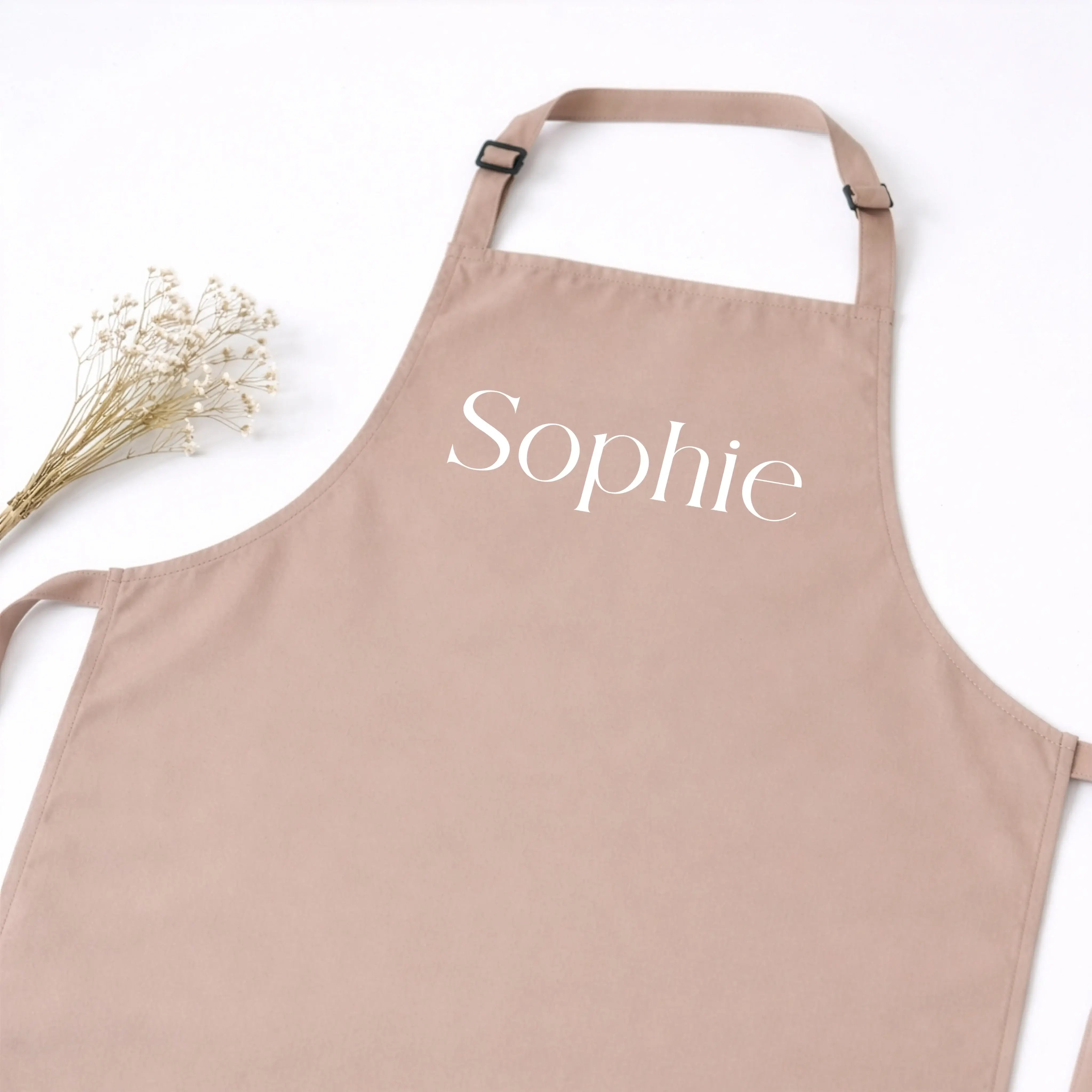 Kochschürze mit Namen-Kochschürze-famprints-Eine Kochschürze mit Namen macht aus jedem Kochmoment etwas Persönliches. Bei famprints gestaltest du deine personalisierte Kochschürze genau so, wie sie zu dir oder zur beschenkten Person passt. Ob dezente Schr