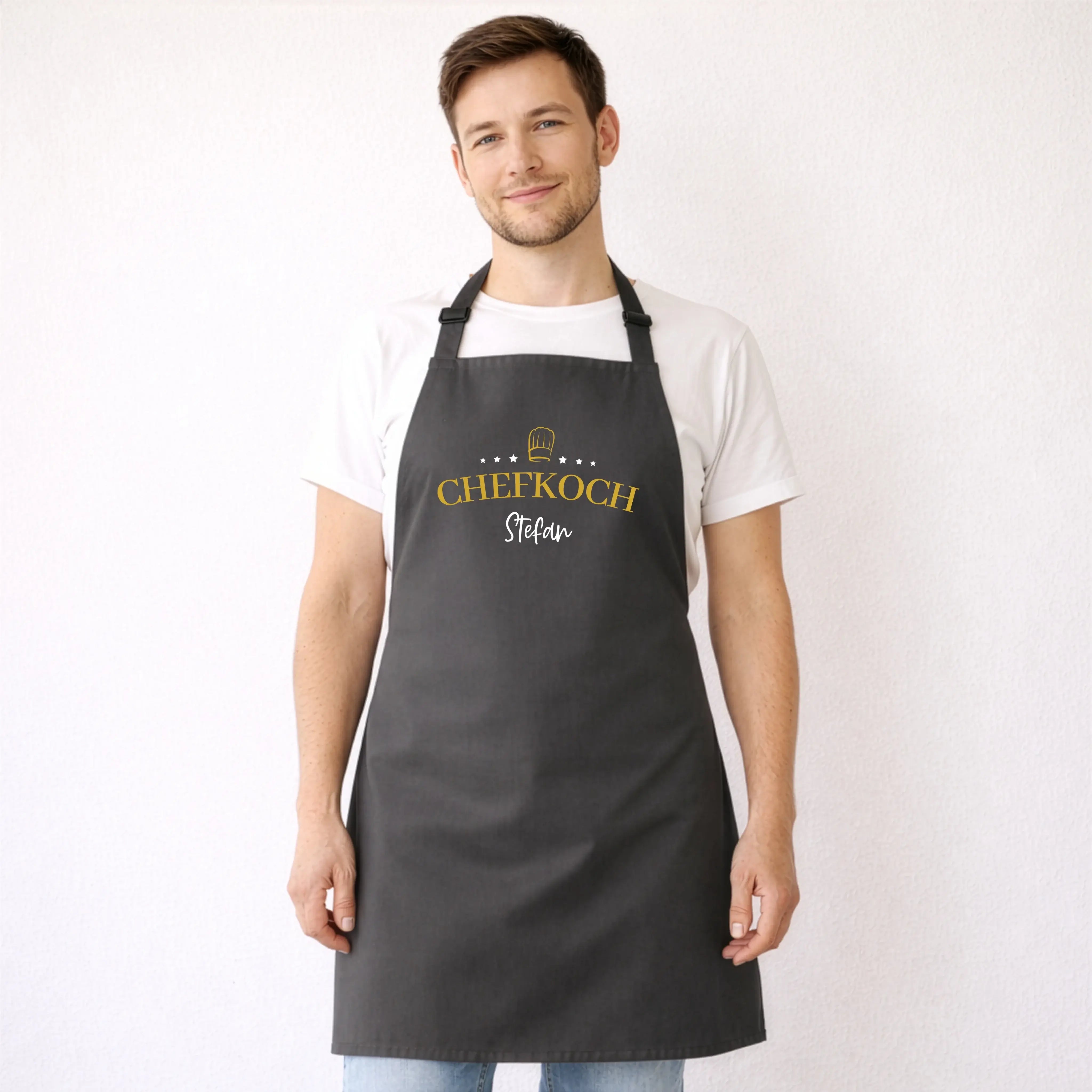 Kochschürze Chefkoch Sterne-Kochschürze-famprints-Die Kochschürze Chefkoch Sterne ist das perfekte Geschenk für alle, die gern am Herd stehen und dabei Persönlichkeit zeigen wollen. Mit dem markanten Chefkoch Schriftzug, den Sternen und der edlen Kochmütz