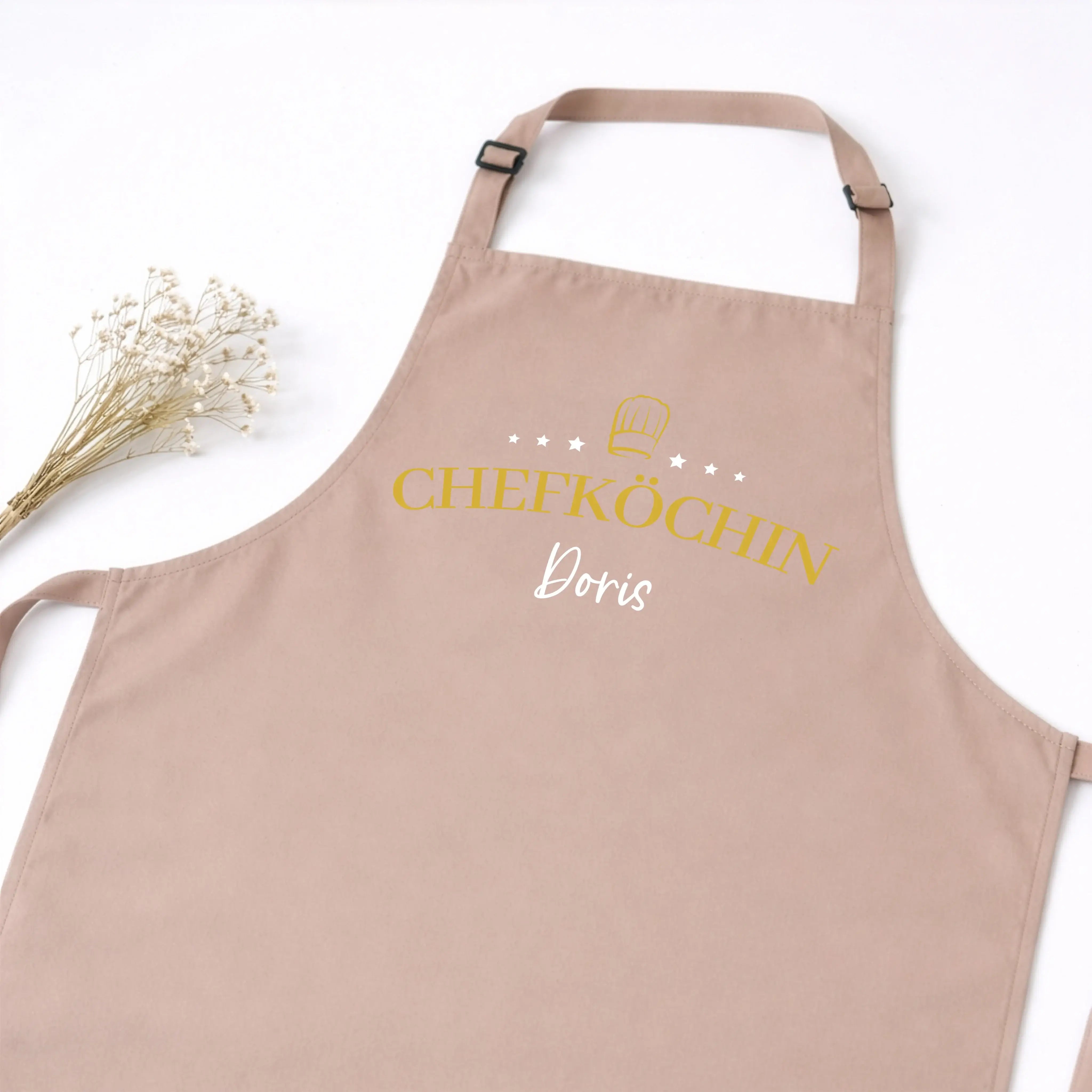 Kochschürze Chefköchin Sterne-Kochschürze-famprints-Diese Kochschürze Chefköchin Sterne ist mehr als ein praktisches Küchenaccessoire. Sie macht aus jedem Kochmoment ein persönliches Statement. Das Design kombiniert den eleganten Schriftzug Chefköchin mit