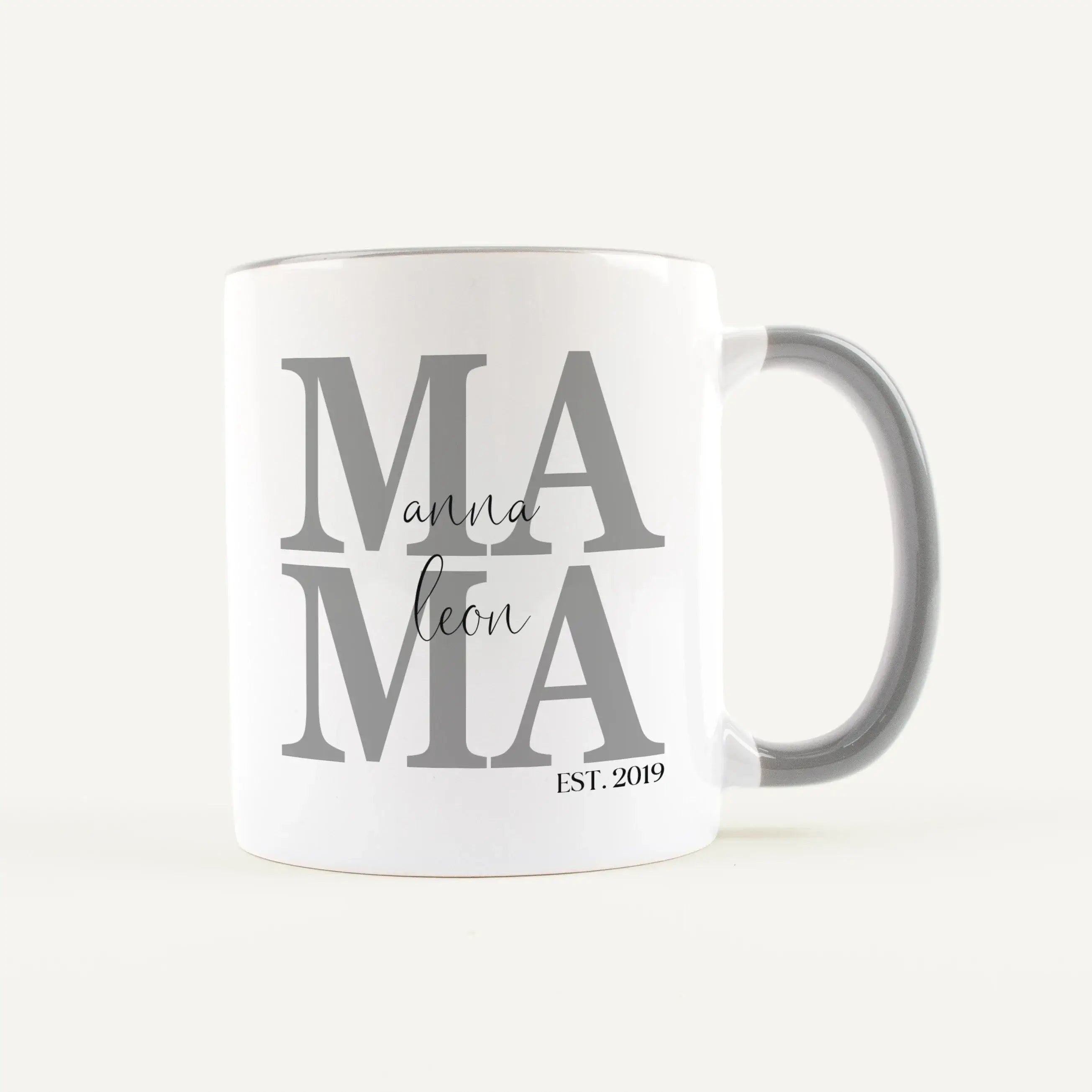 Tasse Mama seit-Keramik Tasse-famprints-Entdecke die perfekte Tasse für jede Mama – ein liebevolles Geschenk, das Freude und Emotionen vereint. Mit der personalisierten Keramik Tasse „Mama seit“ bringst du nicht nur ein Lächeln auf ihr Gesicht, sondern sc