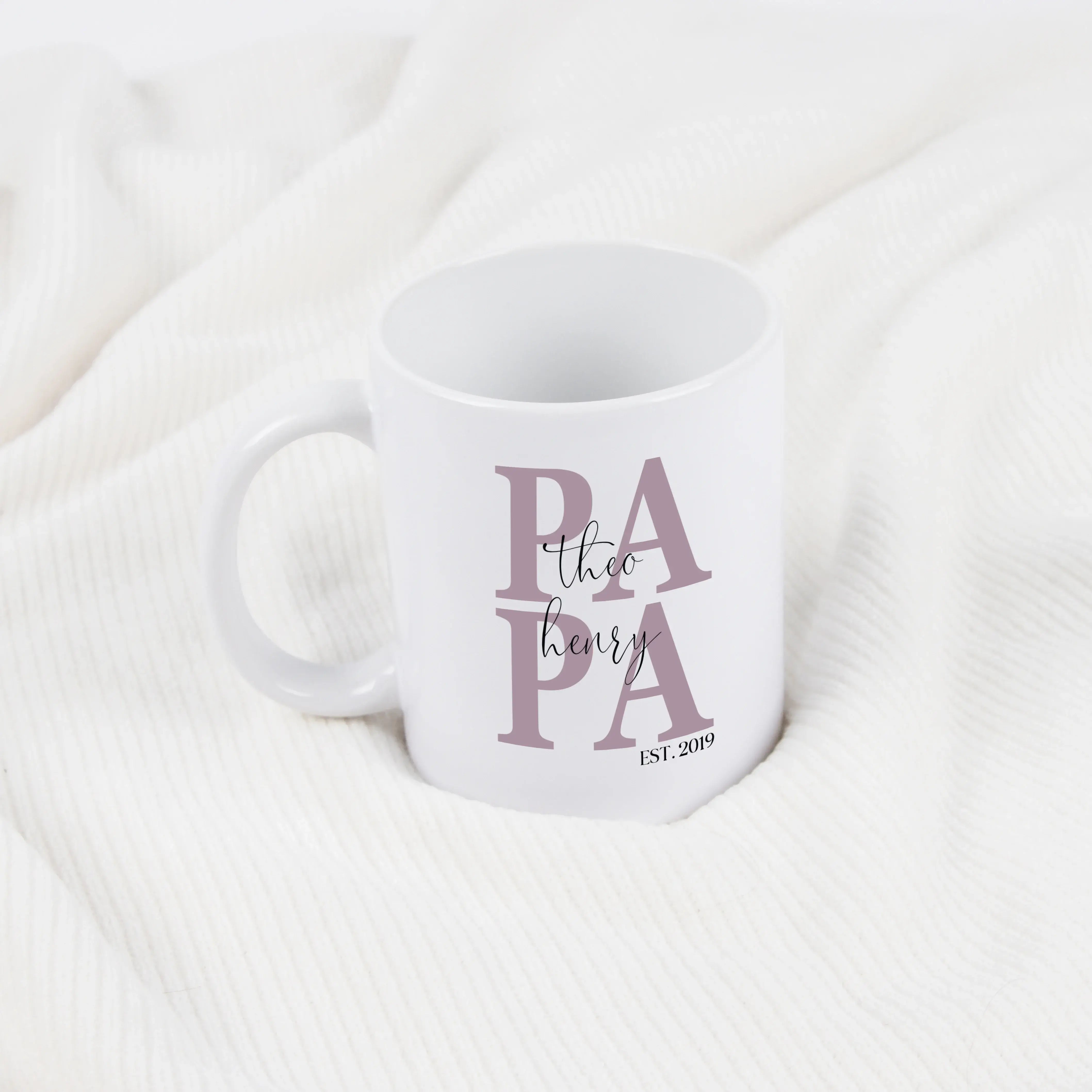 Tasse Papa seit-Keramik Tasse-famprints-Die Tasse Papa seit von famprints ist ein liebevolles Geschenk, das zeigt, wie viel Papa dir bedeutet. Der große, zweizeilige „Papa“-Schriftzug wird in deiner Wunschfarbe gestaltet und trägt als feine Überlagerung d