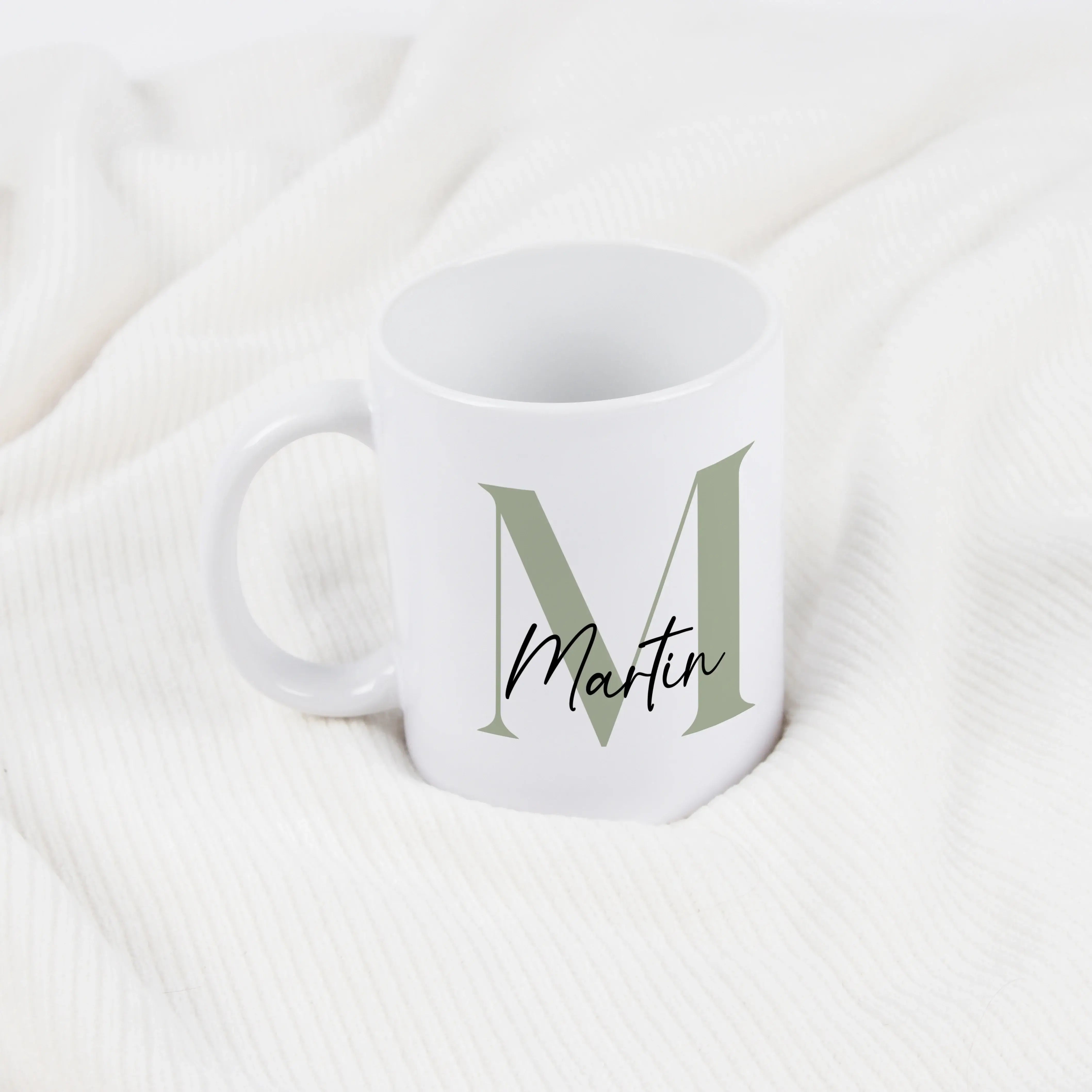 Tasse mit Namen + Initial-Keramik Tasse-famprints-Entdecke unsere Tasse mit Namen + Initial – das perfekte personalisierte Geschenk für dich oder deine Liebsten! Diese hochwertige Tasse bietet dir die Möglichkeit, sie mit deinem Wunsch-Initial und Namen i