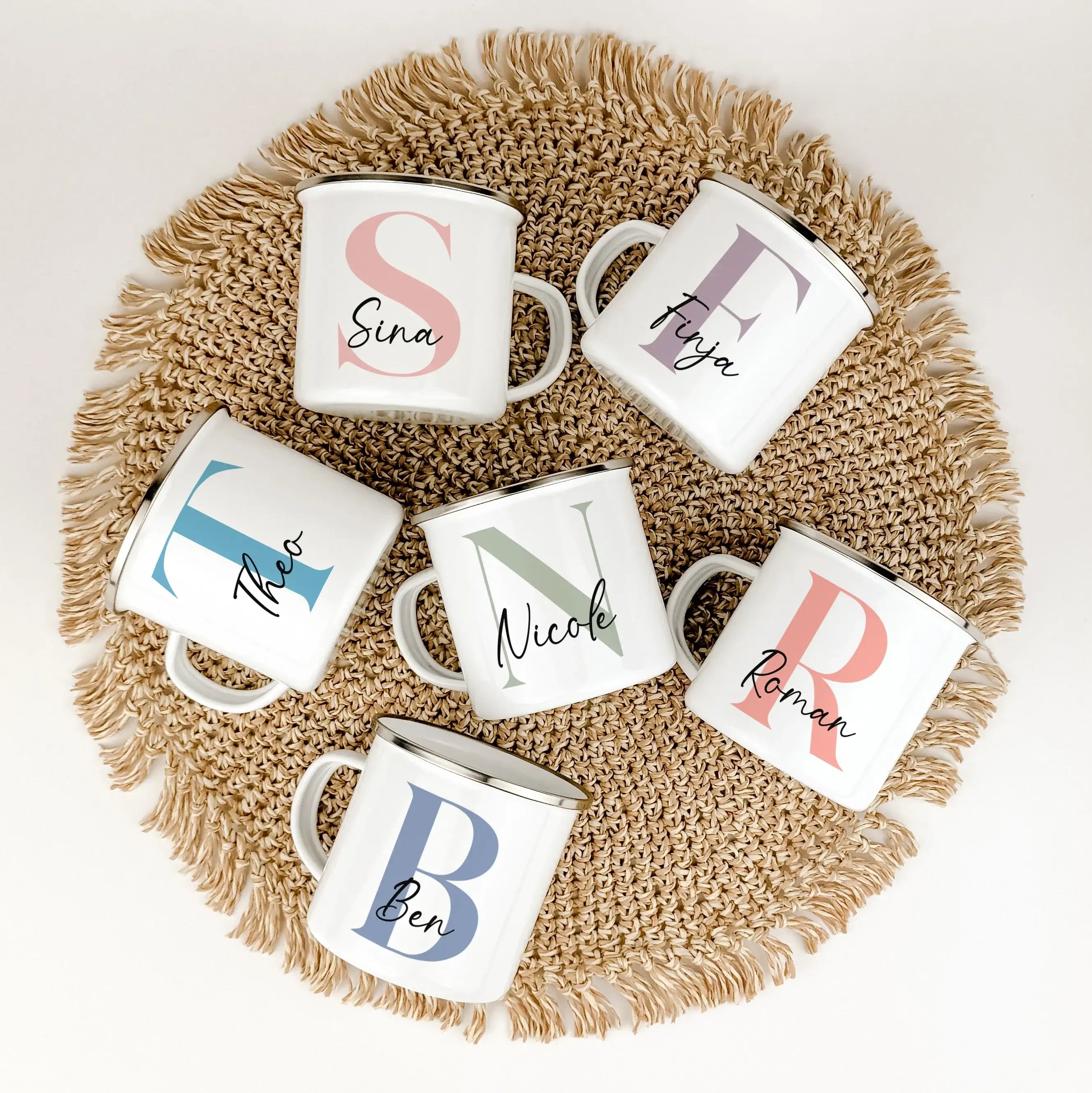 Emaille Tasse Name + Initial - Emaille Tasse - famprints - Entdecke die Emaille Tasse Name + Initial – das perfekte personalisierte Geschenk für jeden Anlass! Diese hochwertige Emaille Tasse mit 300 ml Fassungsvermögen überzeugt nicht nur durch ihr zeitlo