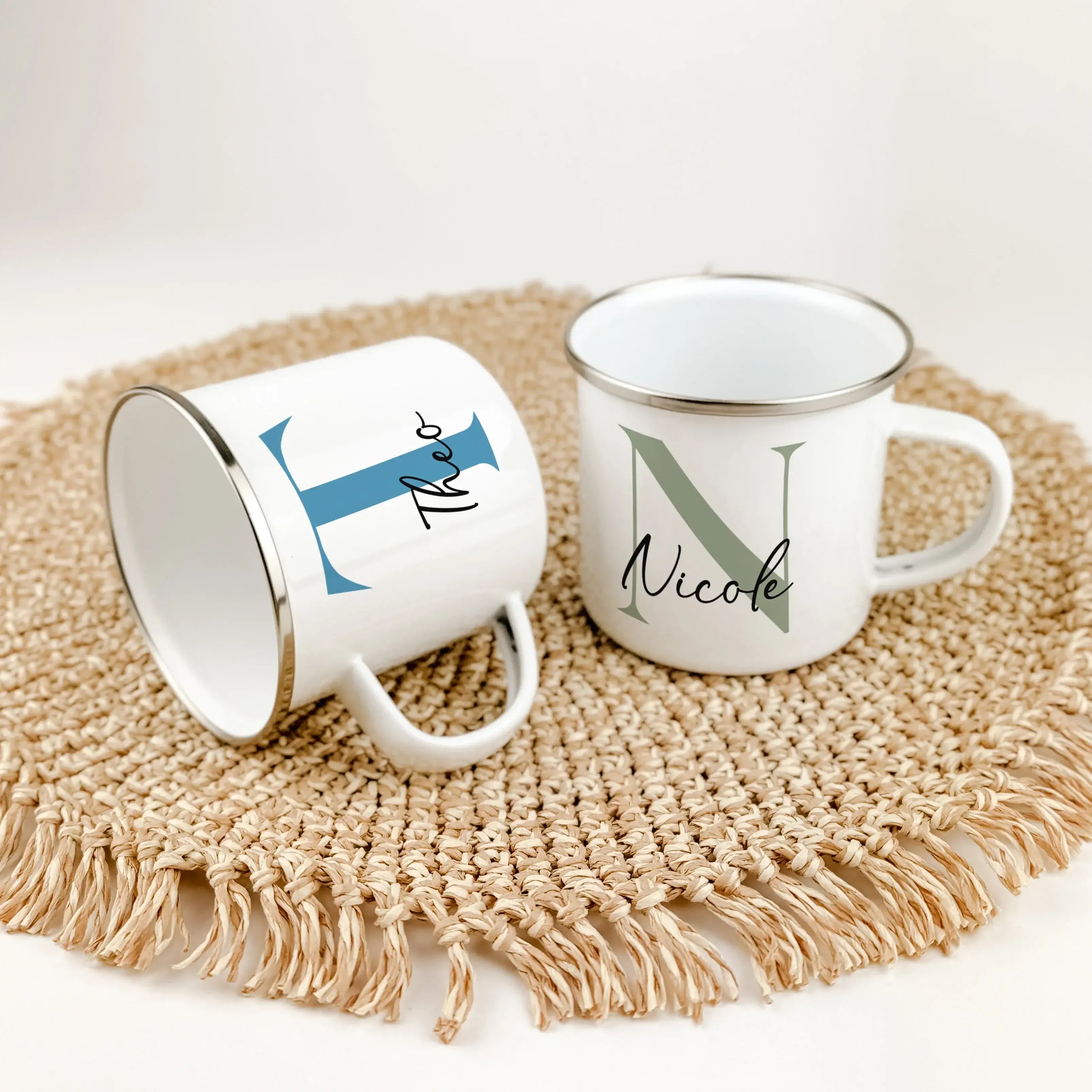 Emaille Tasse Name + Initial - Emaille Tasse - famprints - Entdecke die Emaille Tasse Name + Initial – das perfekte personalisierte Geschenk für jeden Anlass! Diese hochwertige Emaille Tasse mit 300 ml Fassungsvermögen überzeugt nicht nur durch ihr zeitlo