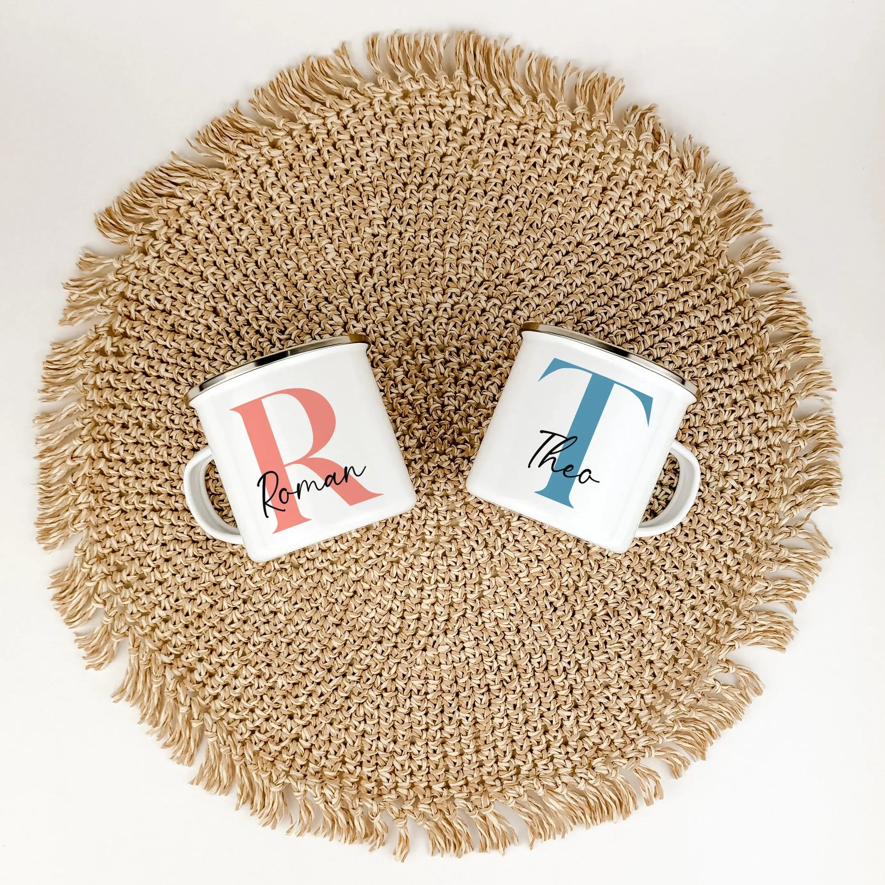 Emaille Tasse Name + Initial - Emaille Tasse - famprints - Entdecke die Emaille Tasse Name + Initial – das perfekte personalisierte Geschenk für jeden Anlass! Diese hochwertige Emaille Tasse mit 300 ml Fassungsvermögen überzeugt nicht nur durch ihr zeitlo
