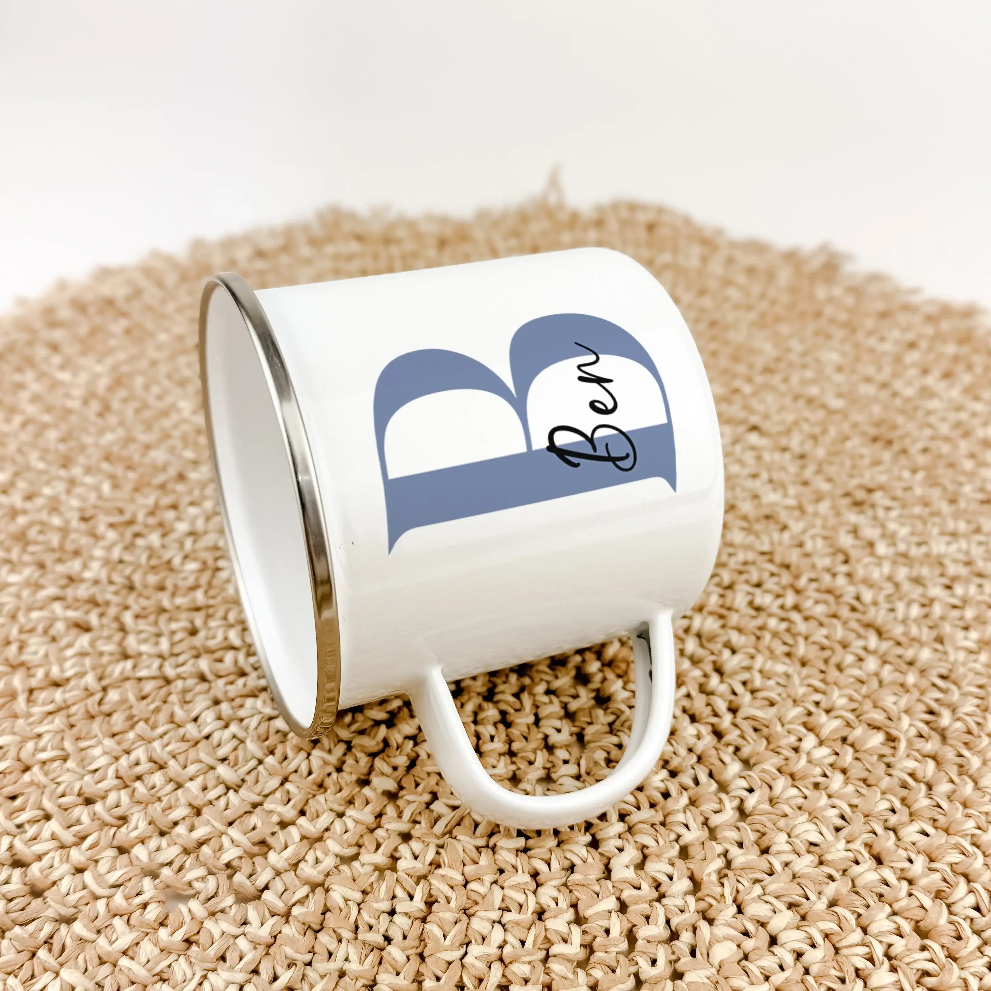 Emaille Tasse Name + Initial - Emaille Tasse - famprints - Entdecke die Emaille Tasse Name + Initial – das perfekte personalisierte Geschenk für jeden Anlass! Diese hochwertige Emaille Tasse mit 300 ml Fassungsvermögen überzeugt nicht nur durch ihr zeitlo