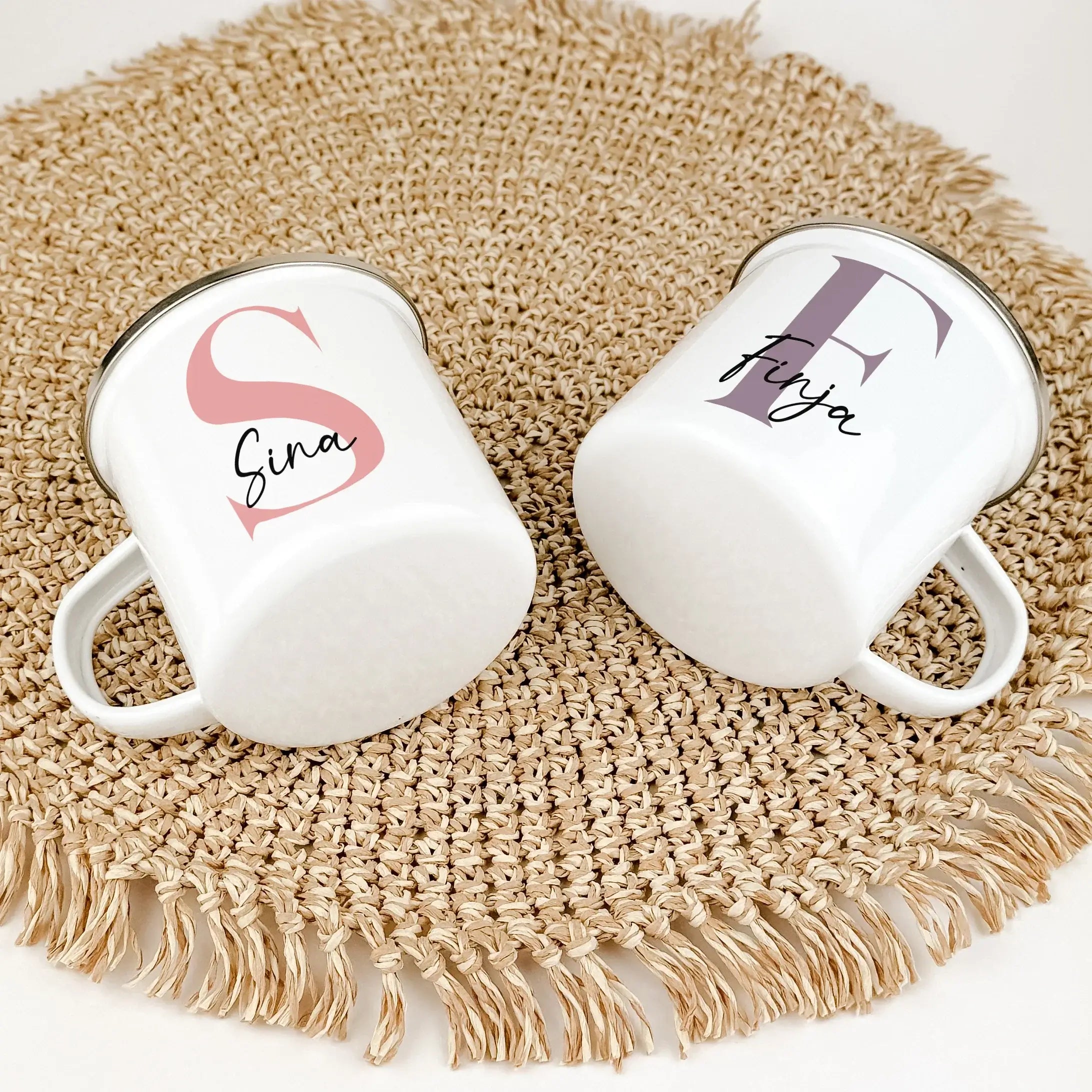 Emaille Tasse Name + Initial - Emaille Tasse - famprints - Entdecke die Emaille Tasse Name + Initial – das perfekte personalisierte Geschenk für jeden Anlass! Diese hochwertige Emaille Tasse mit 300 ml Fassungsvermögen überzeugt nicht nur durch ihr zeitlo