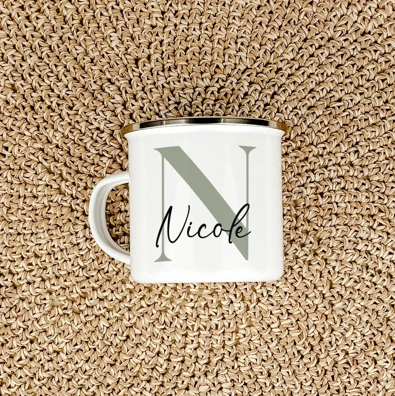 Emaille Tasse Name + Initial - Emaille Tasse - famprints - Entdecke die Emaille Tasse Name + Initial – das perfekte personalisierte Geschenk für jeden Anlass! Diese hochwertige Emaille Tasse mit 300 ml Fassungsvermögen überzeugt nicht nur durch ihr zeitlo