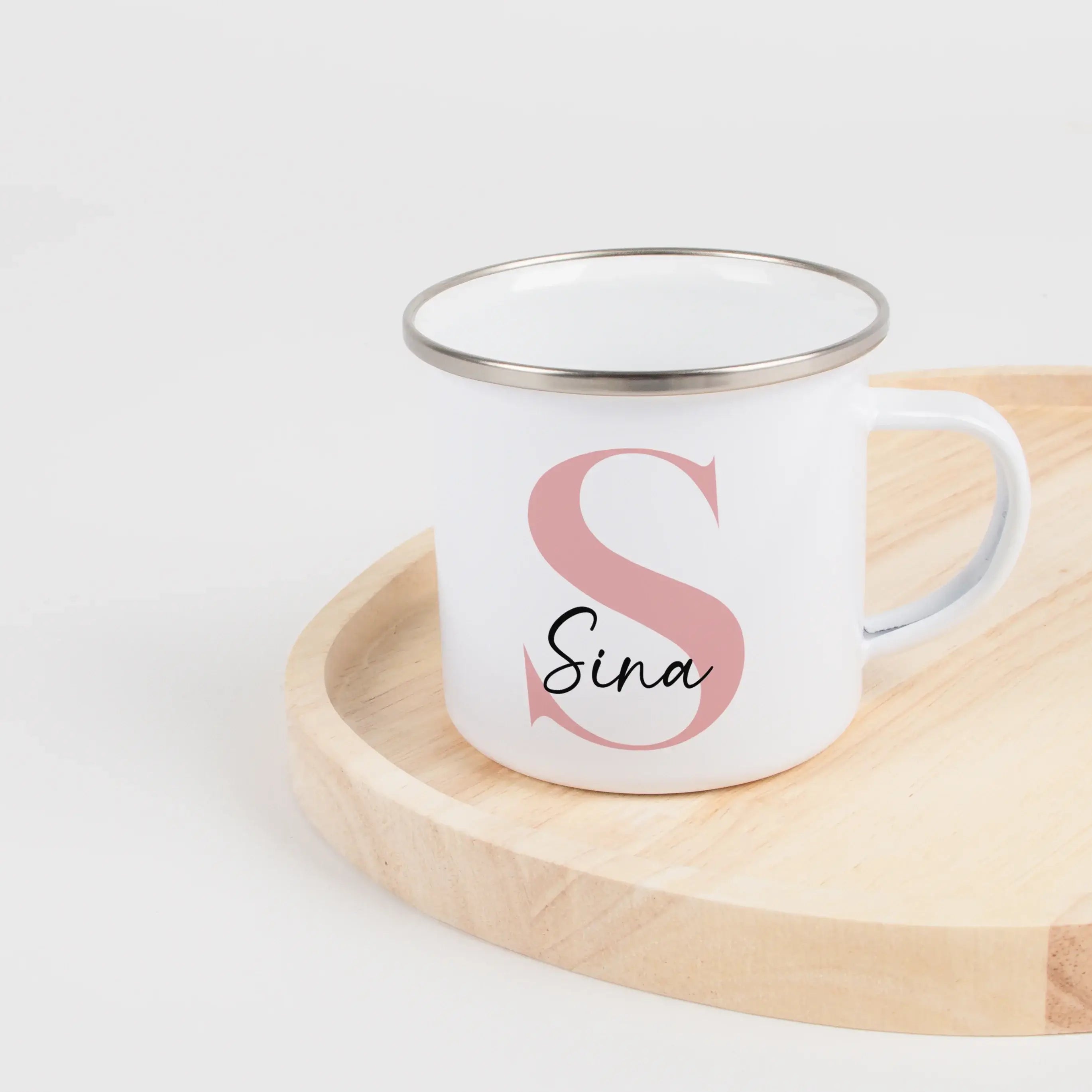 Emaille Tasse Name + Initial-Emaille Tasse-famprints-Die Emaille Tasse Name + Initial von famprints bringt persönliche Gestaltung in deinen Alltag und macht aus einem praktischen Becher ein individuelles Detail mit Wiedererkennungswert. Dein Wunschname un