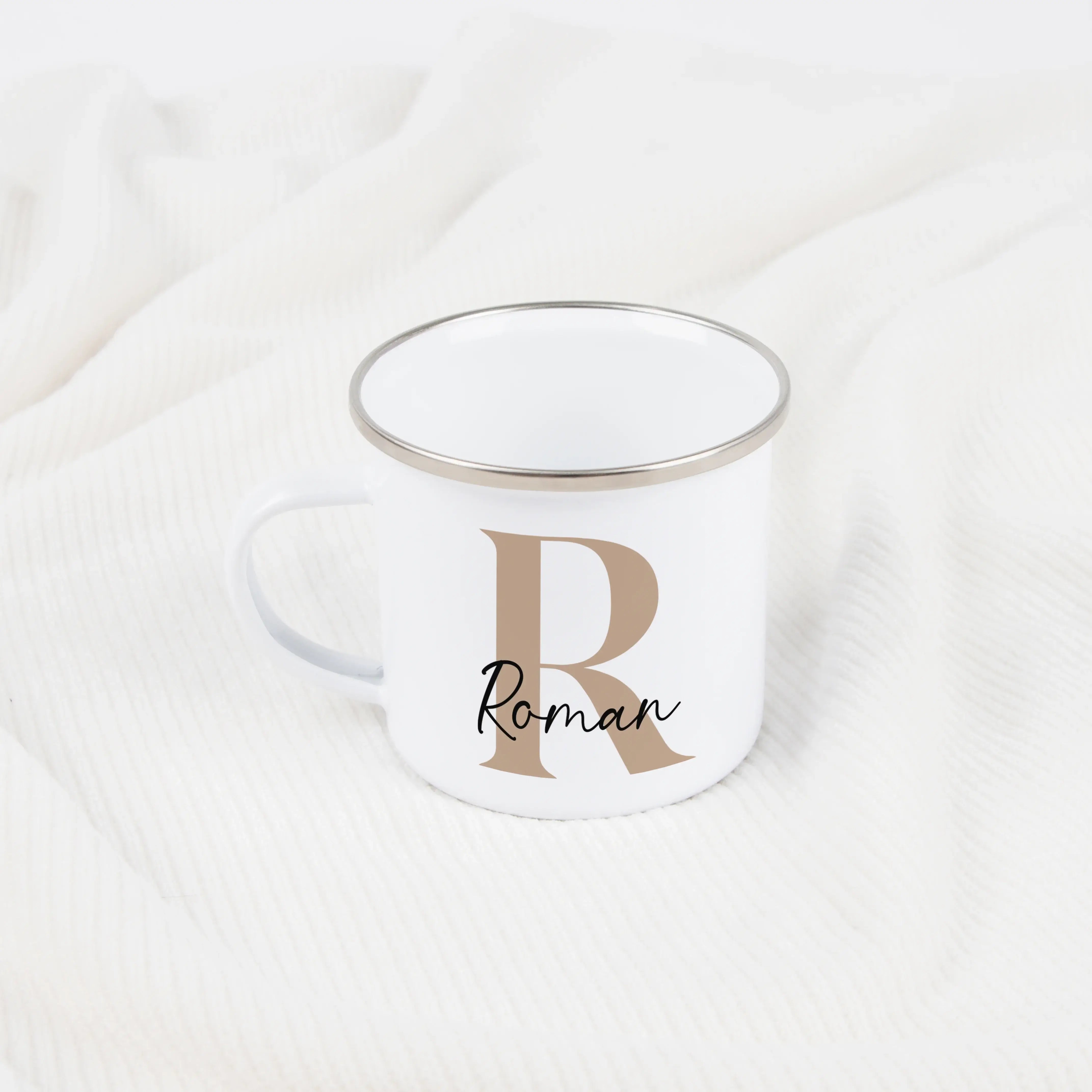 Emaille Tasse Name + Initial-Emaille Tasse-famprints-Die Emaille Tasse Name + Initial von famprints bringt persönliche Gestaltung in deinen Alltag und macht aus einem praktischen Becher ein individuelles Detail mit Wiedererkennungswert. Dein Wunschname un
