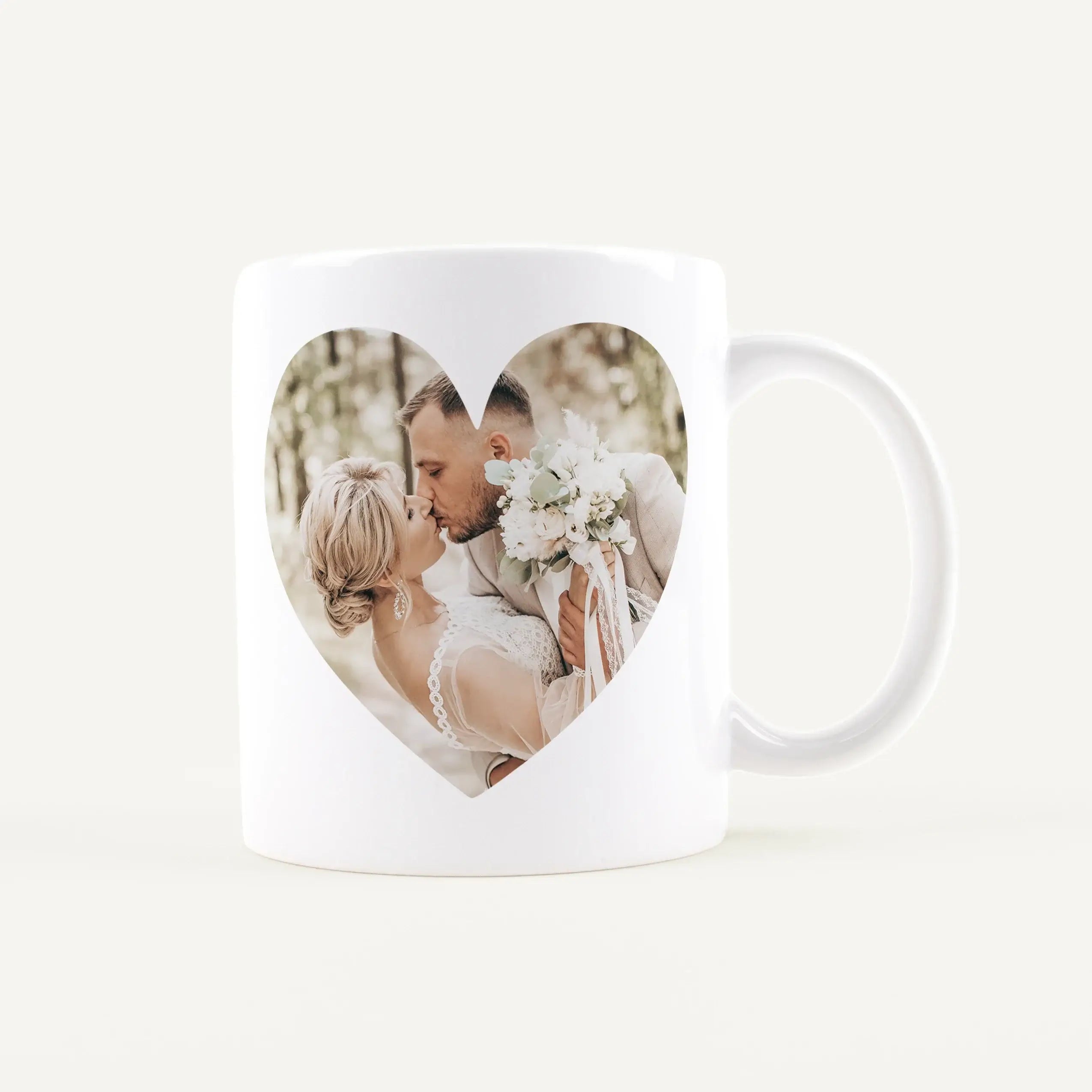 Fototasse Herz-Keramik Tasse-famprints-Die Fototasse Herz von famprints macht aus einer einfachen Tasse ein persönliches Erinnerungsstück. Dein Lieblingsfoto wird in eine Herzform integriert und direkt auf die weiße Keramiktasse gedruckt. So entsteht eine