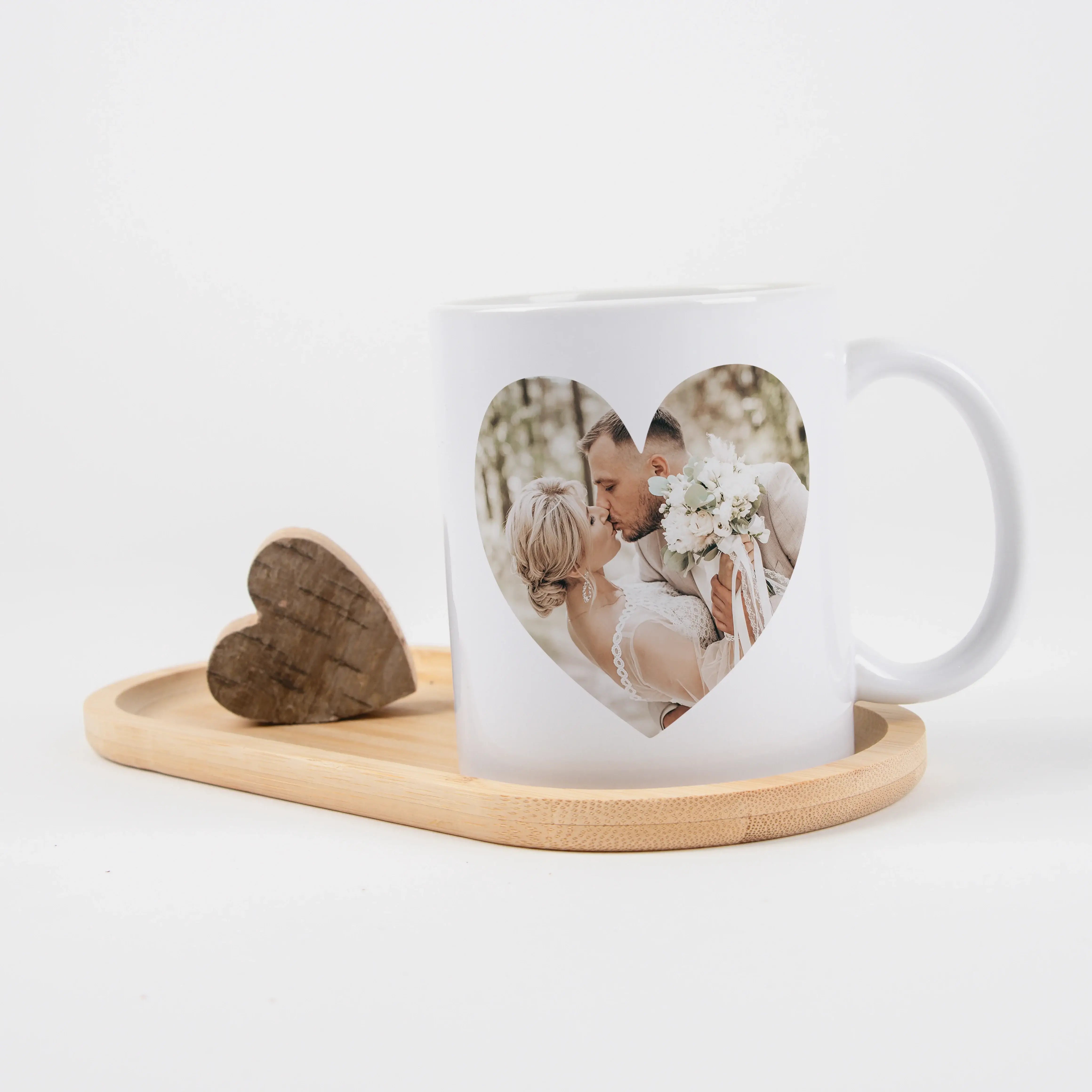 Fototasse Herz-Keramik Tasse-famprints-Die Fototasse Herz von famprints macht aus einer einfachen Tasse ein persönliches Erinnerungsstück. Dein Lieblingsfoto wird in eine Herzform integriert und direkt auf die weiße Keramiktasse gedruckt. So entsteht eine