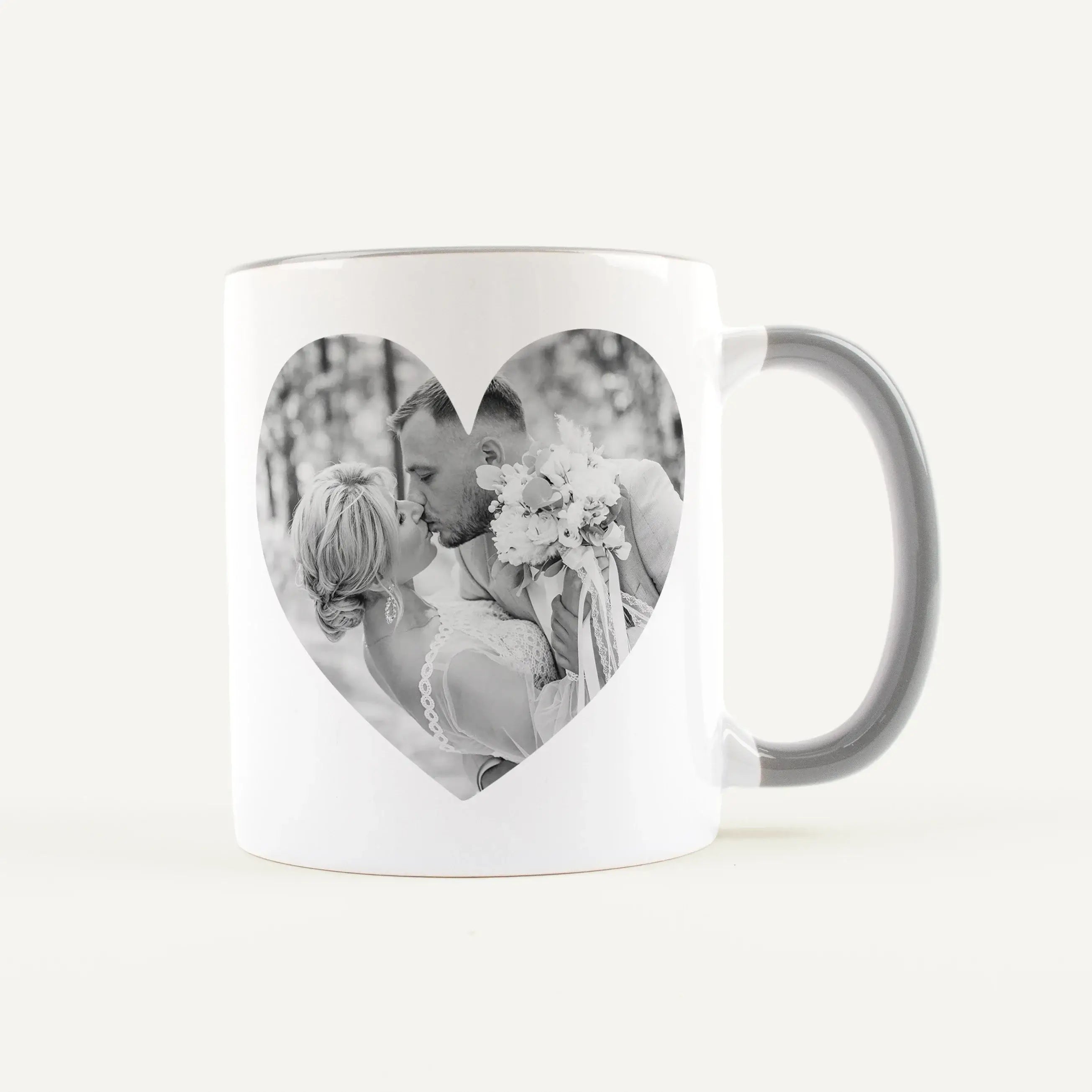 Fototasse Herz-Keramik Tasse-famprints-Die Fototasse Herz von famprints macht aus einer einfachen Tasse ein persönliches Erinnerungsstück. Dein Lieblingsfoto wird in eine Herzform integriert und direkt auf die weiße Keramiktasse gedruckt. So entsteht eine