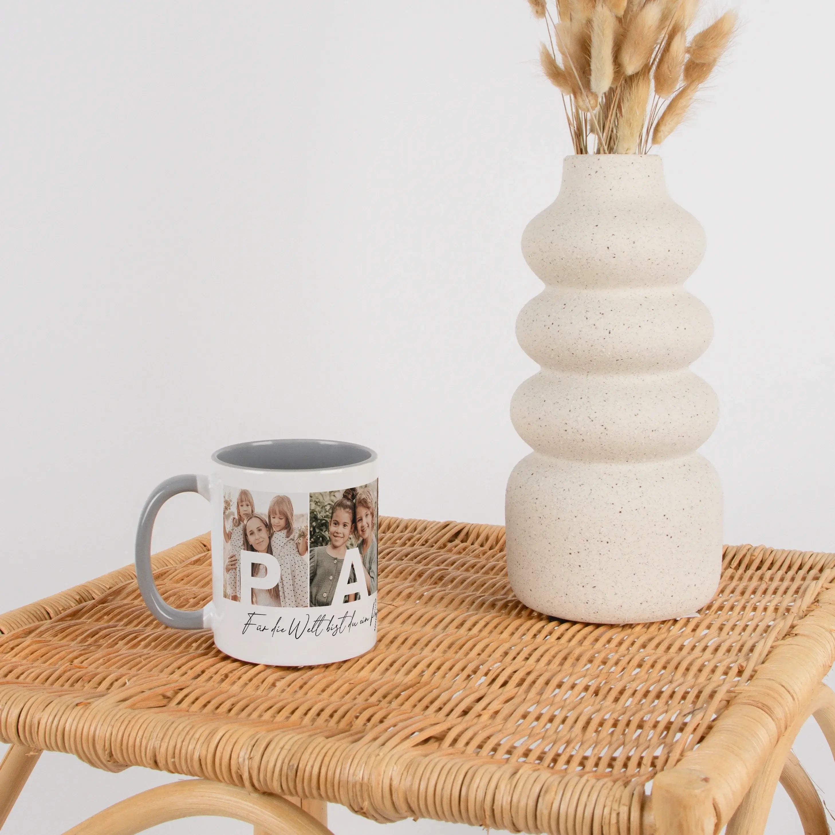 Fototasse Papa + Text-Keramik Tasse-famprints-Die Fototasse Papa + Text ist eine persönliche Geschenkidee für Väter, die Erinnerungen sichtbar macht. Auf der Tasse werden vier deiner Lieblingsfotos platziert, sodass jedes Bild einen Buchstaben von Papa tr