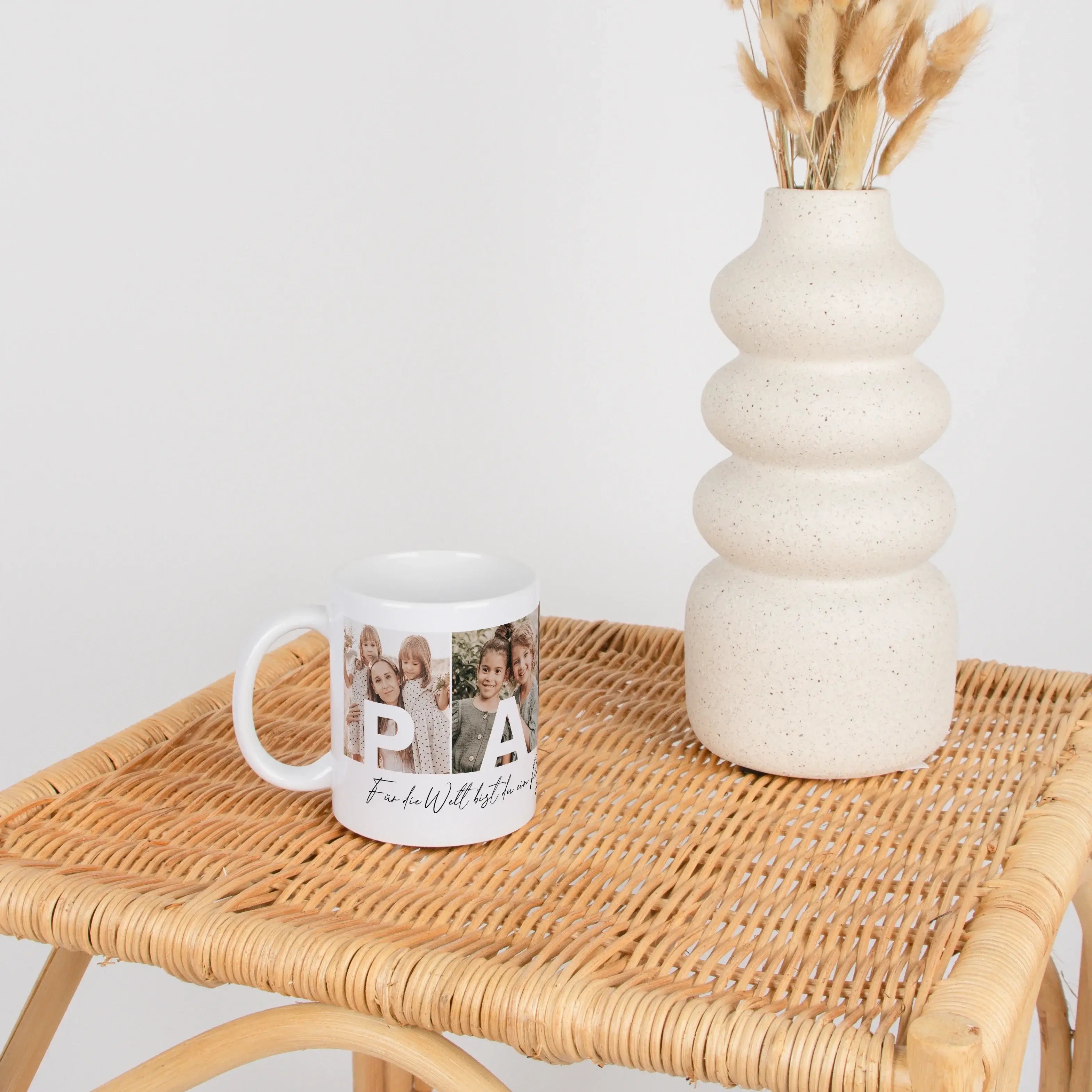 Fototasse Papa + Text-Keramik Tasse-famprints-Die Fototasse Papa + Text ist eine persönliche Geschenkidee für Väter, die Erinnerungen sichtbar macht. Auf der Tasse werden vier deiner Lieblingsfotos platziert, sodass jedes Bild einen Buchstaben von Papa tr
