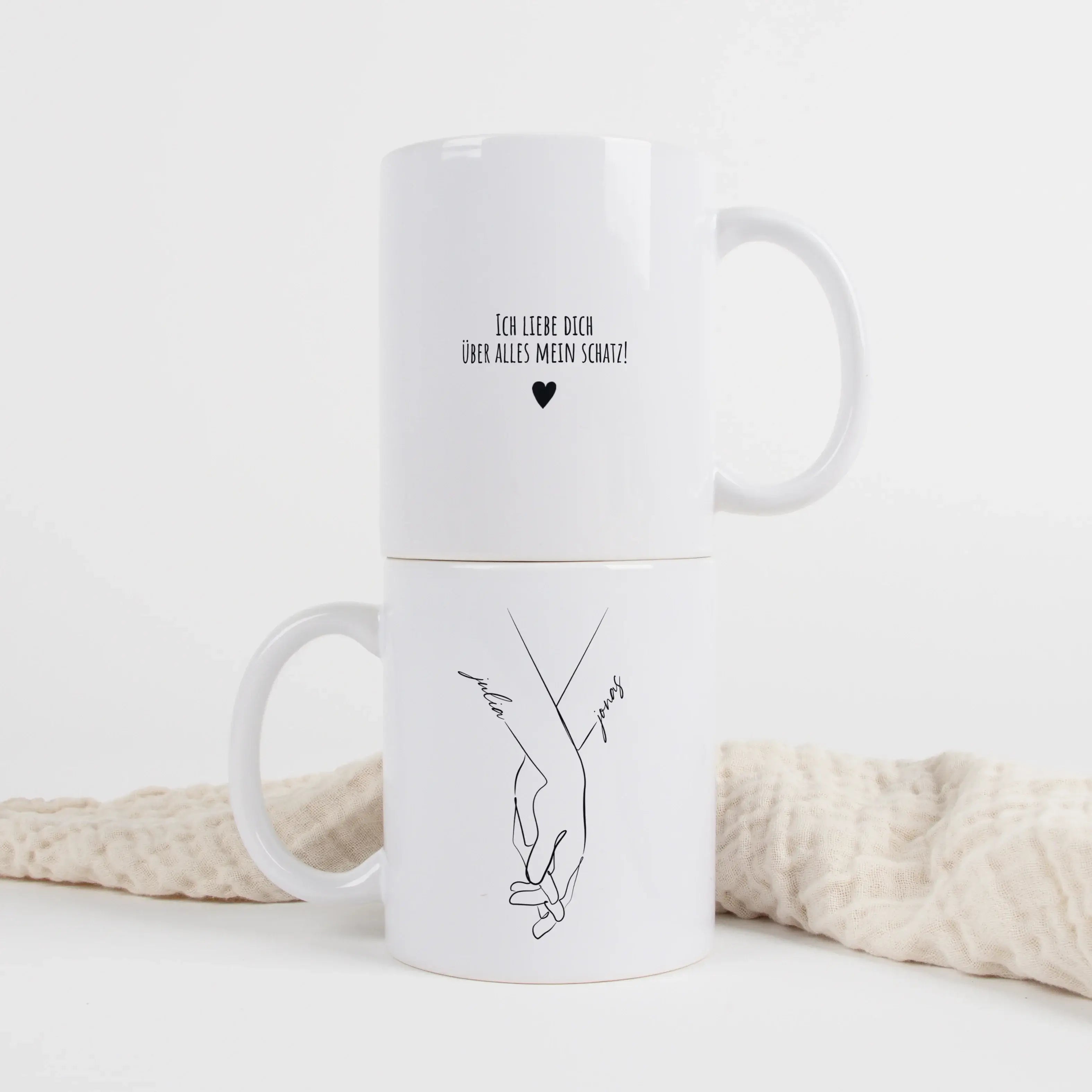 Tasse Hand in Hand-Keramik Tasse-famprints-Tasse Hand in Hand von famprints ist eine persönliche Tasse für Paare, die ein schlichtes Motiv mit Bedeutung suchen. Zwei ineinandergreifende Hände stehen für Verbundenheit, während die Namen direkt in das Desig