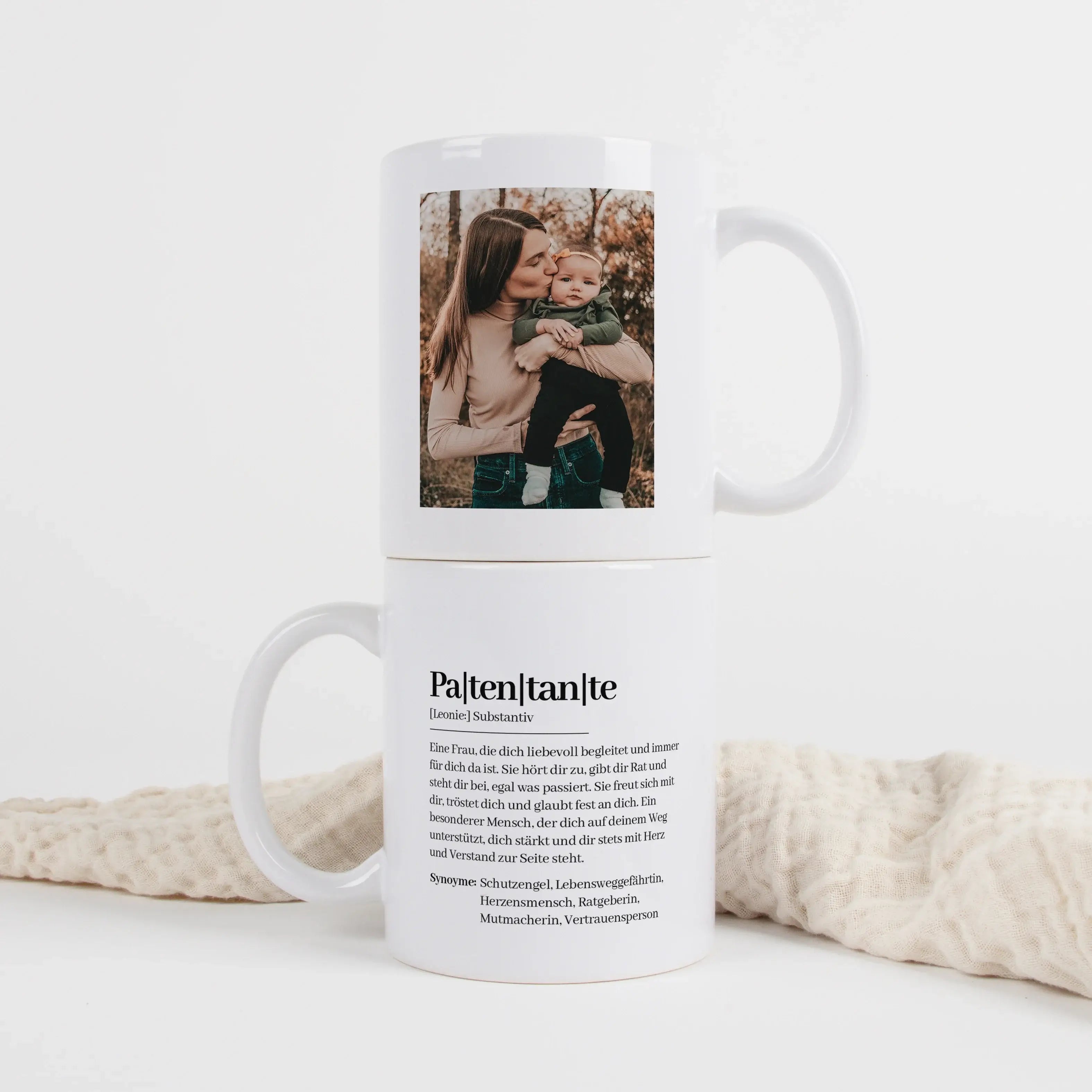 Tasse Definition Patentante-Keramik Tasse-famprints-Die Tasse Definition Patentante von famprints ist eine persönliche Geschenkidee für einen Menschen, der im Alltag und zu besonderen Momenten einen festen Platz hat. Das Design zeigt eine liebevolle Besch