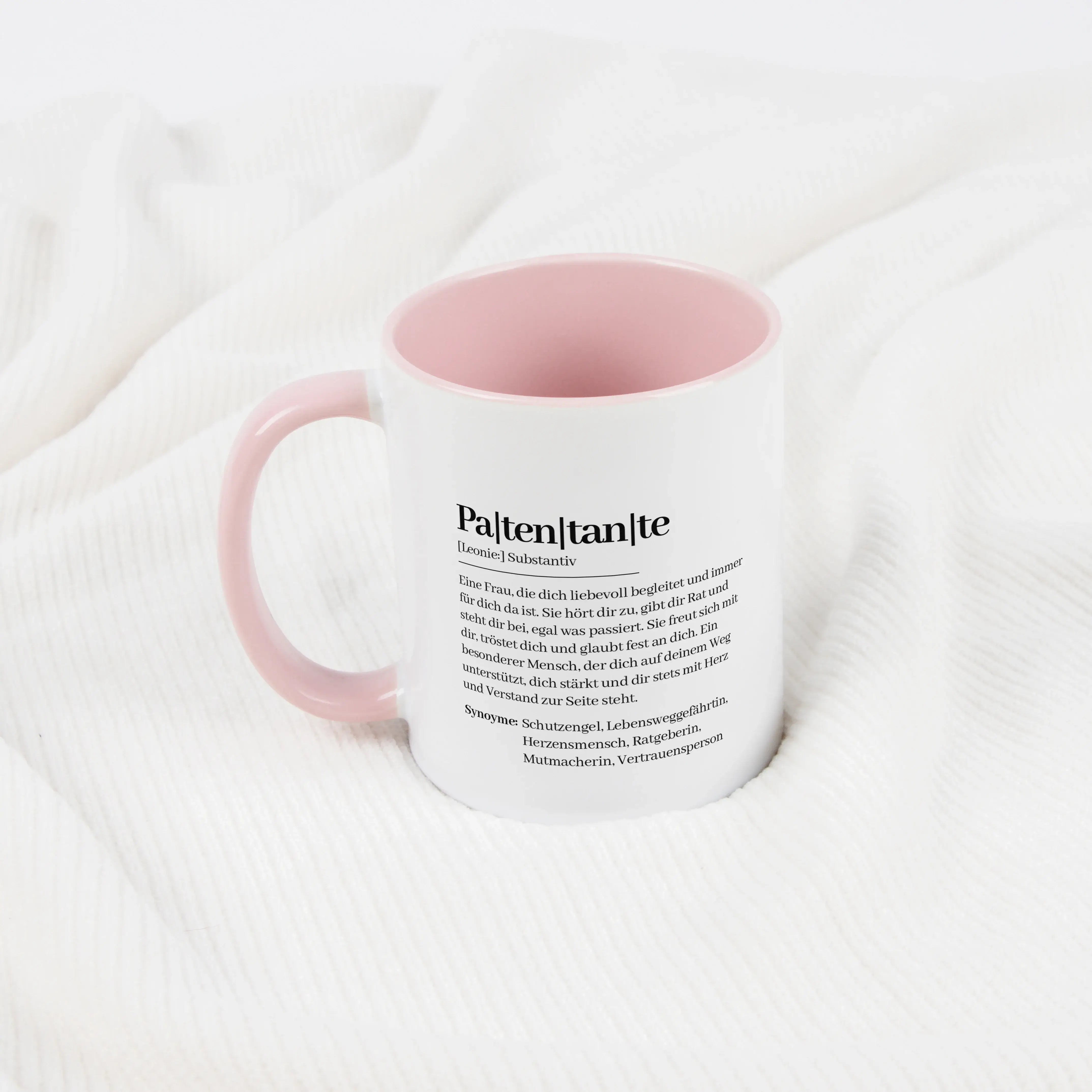 Tasse Definition Patentante-Keramik Tasse-famprints-Die Tasse Definition Patentante von famprints ist eine persönliche Geschenkidee für einen Menschen, der im Alltag und zu besonderen Momenten einen festen Platz hat. Das Design zeigt eine liebevolle Besch