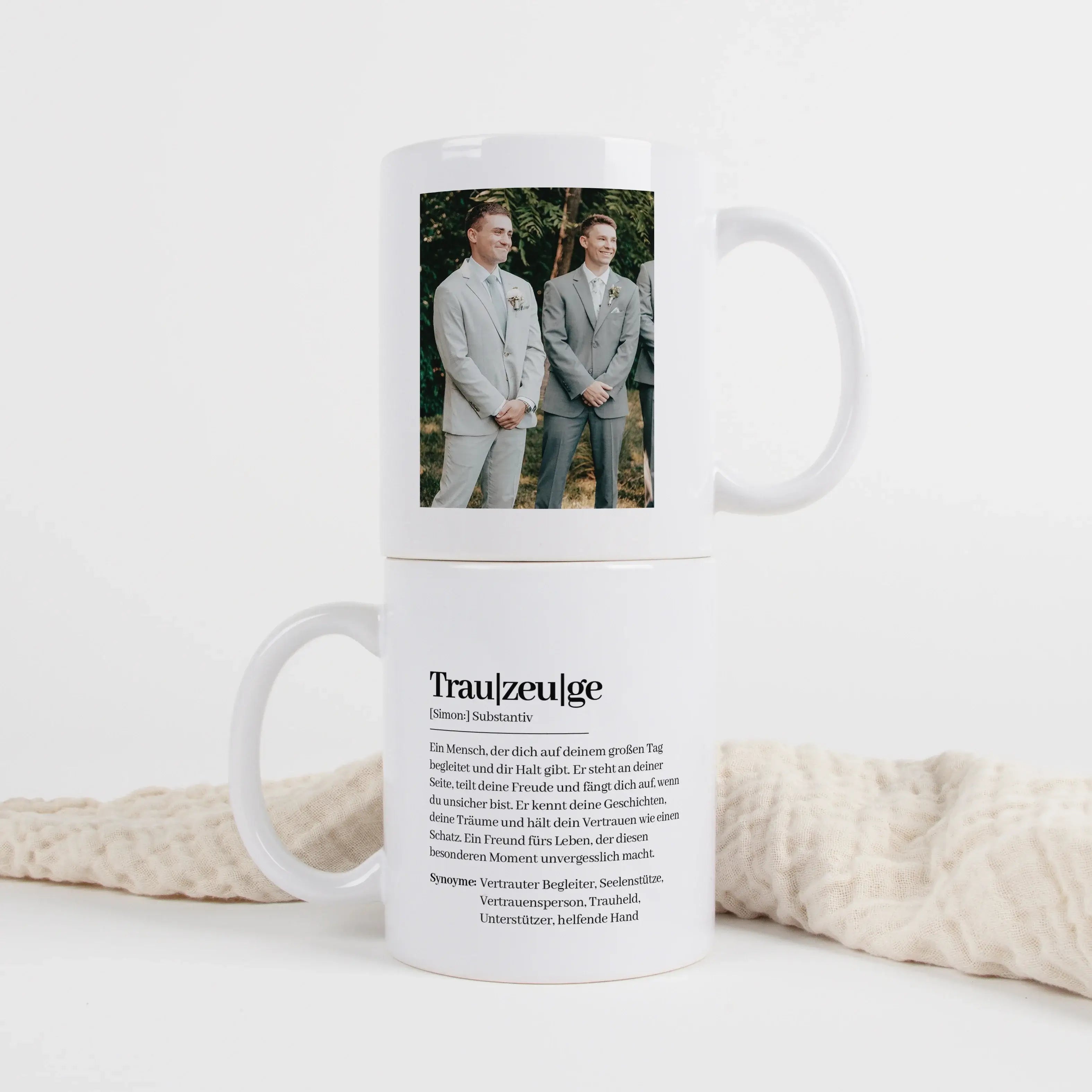 Tasse Definition Trauzeuge-Keramik Tasse-famprints-Die Tasse Definition Trauzeuge ist eine persönliche Geschenkidee für einen Menschen, der an deinem großen Tag eine besondere Rolle spielt. Auf der weißen Tasse steht eine liebevolle Definition im Duden St