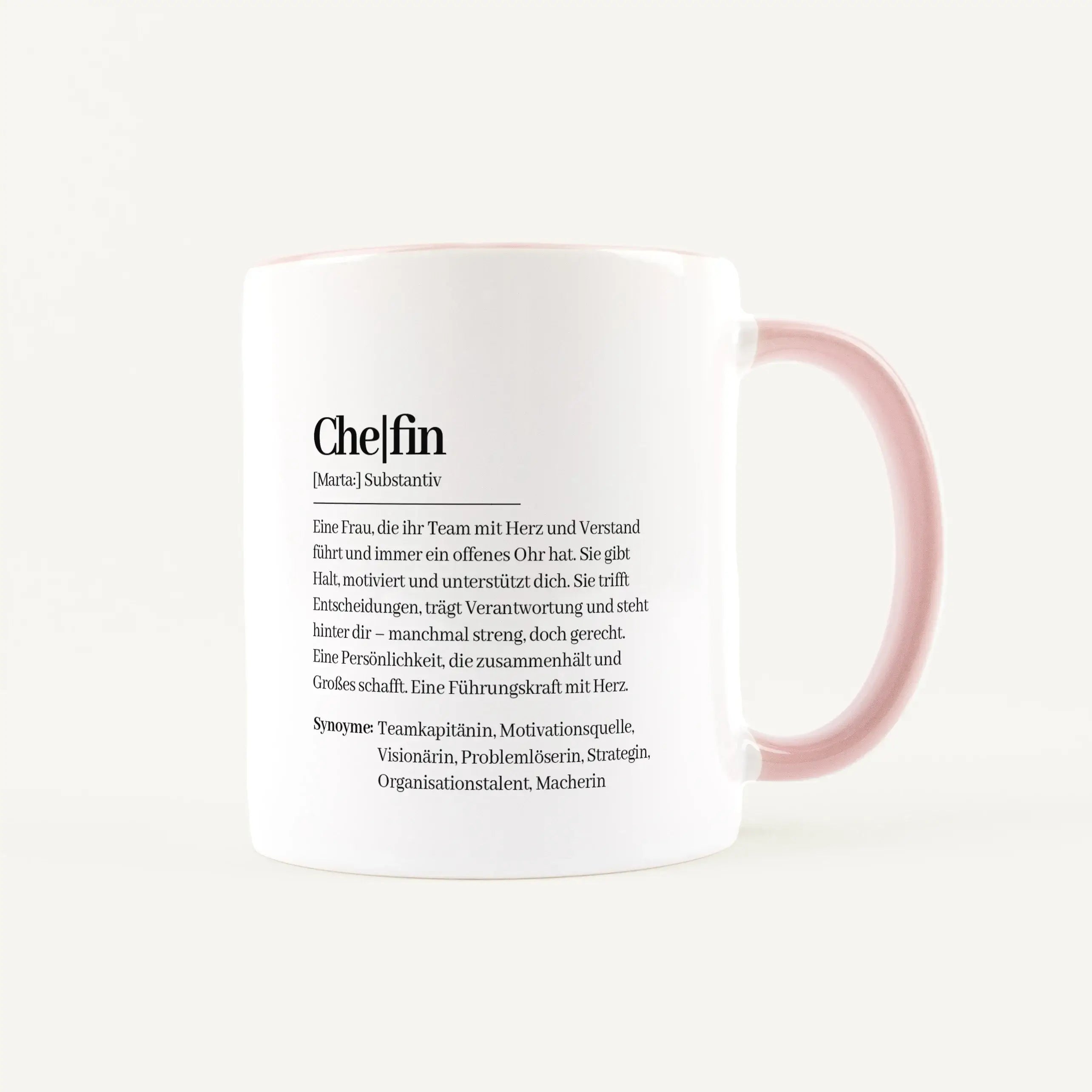 Tasse Definition Chefin-Keramik Tasse-famprints-Die Tasse Definition Chefin ist eine persönliche Geschenkidee für alle, die ihrer Vorgesetzten auf besondere Weise Danke sagen möchten. Der liebevoll formulierte Text im Duden Stil macht aus einer herkömmlic