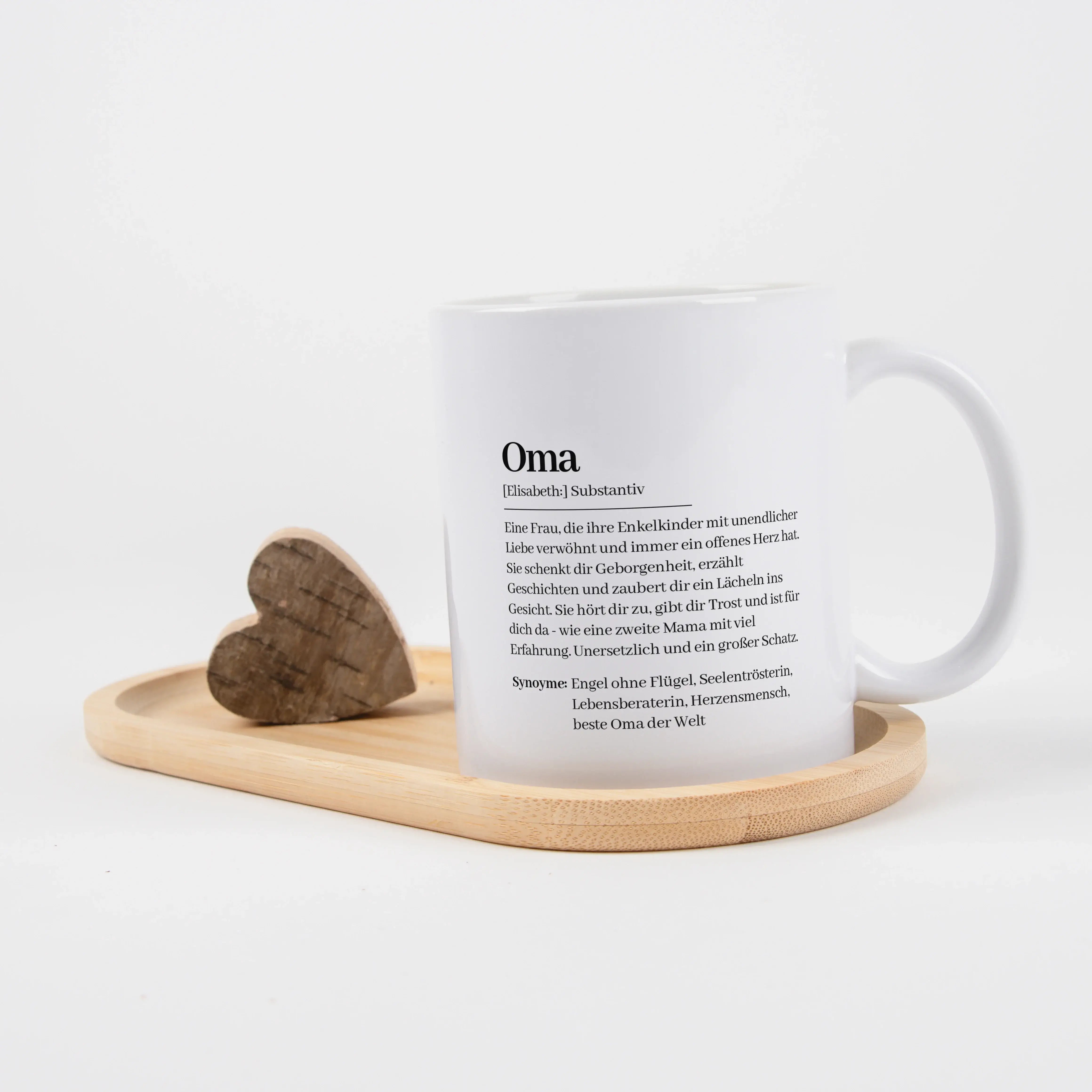 Tasse Definition Oma-Keramik Tasse-famprints-Mit der Tasse Definition Oma gestaltest du ein Geschenk, das persönlich wirkt und im Alltag genutzt wird. Das Design erinnert an einen Wörterbucheintrag und beschreibt deine Oma auf liebevolle Weise im Duden St