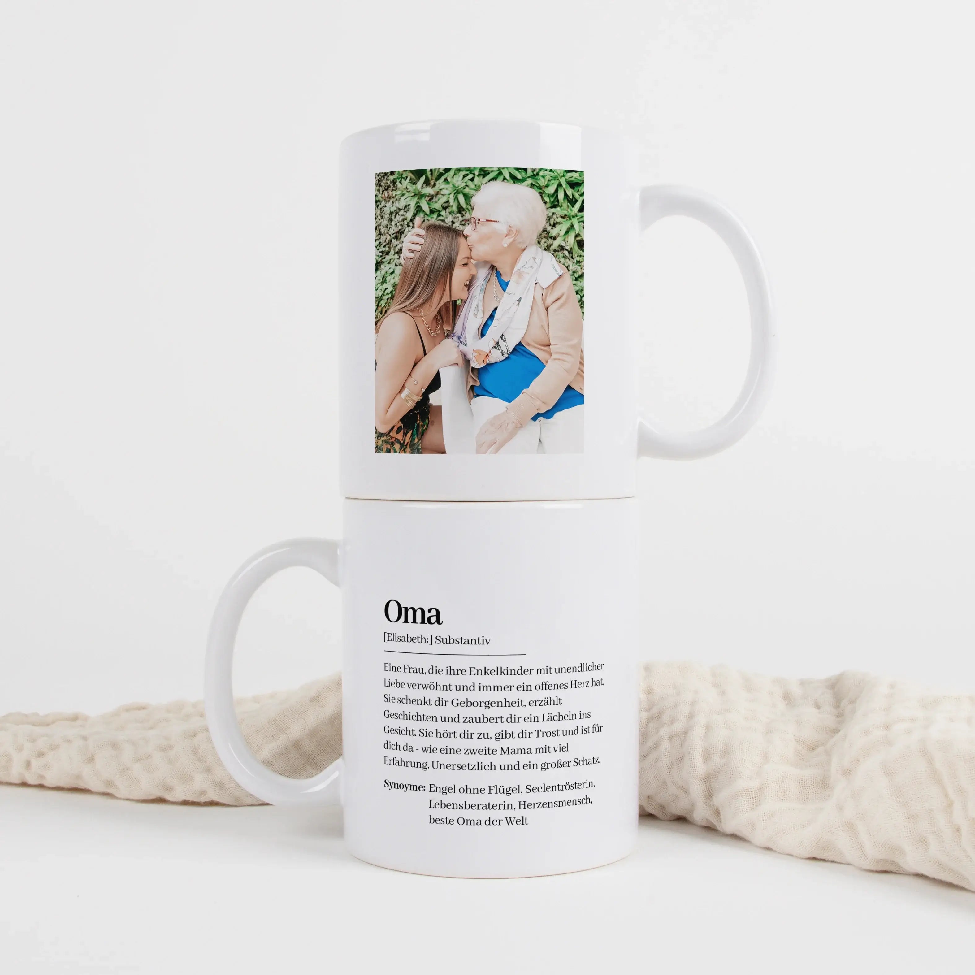 Tasse Definition Oma-Keramik Tasse-famprints-Mit der Tasse Definition Oma gestaltest du ein Geschenk, das persönlich wirkt und im Alltag genutzt wird. Das Design erinnert an einen Wörterbucheintrag und beschreibt deine Oma auf liebevolle Weise im Duden St