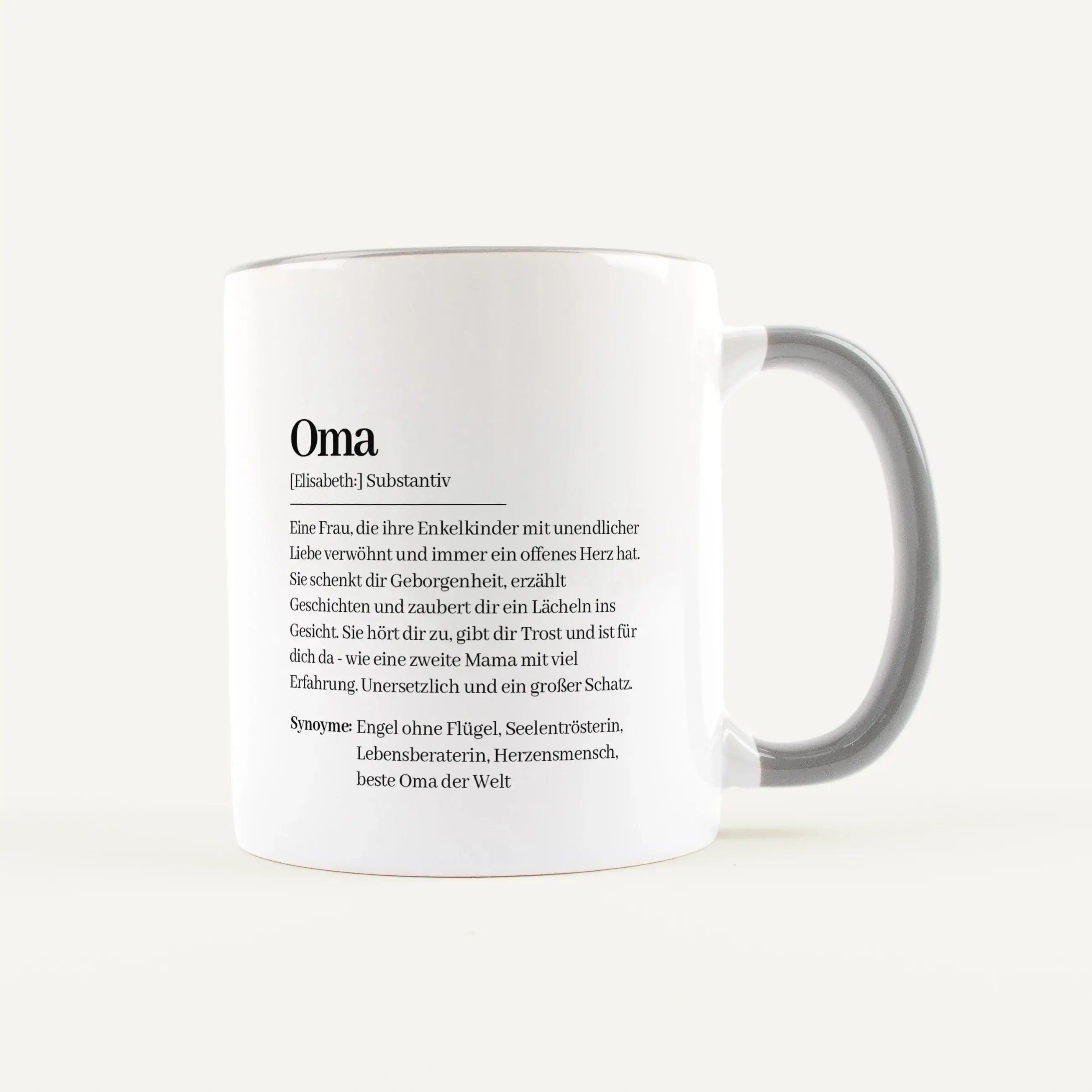 Tasse Definition Oma-Keramik Tasse-famprints-Mit der Tasse Definition Oma gestaltest du ein Geschenk, das persönlich wirkt und im Alltag genutzt wird. Das Design erinnert an einen Wörterbucheintrag und beschreibt deine Oma auf liebevolle Weise im Duden St