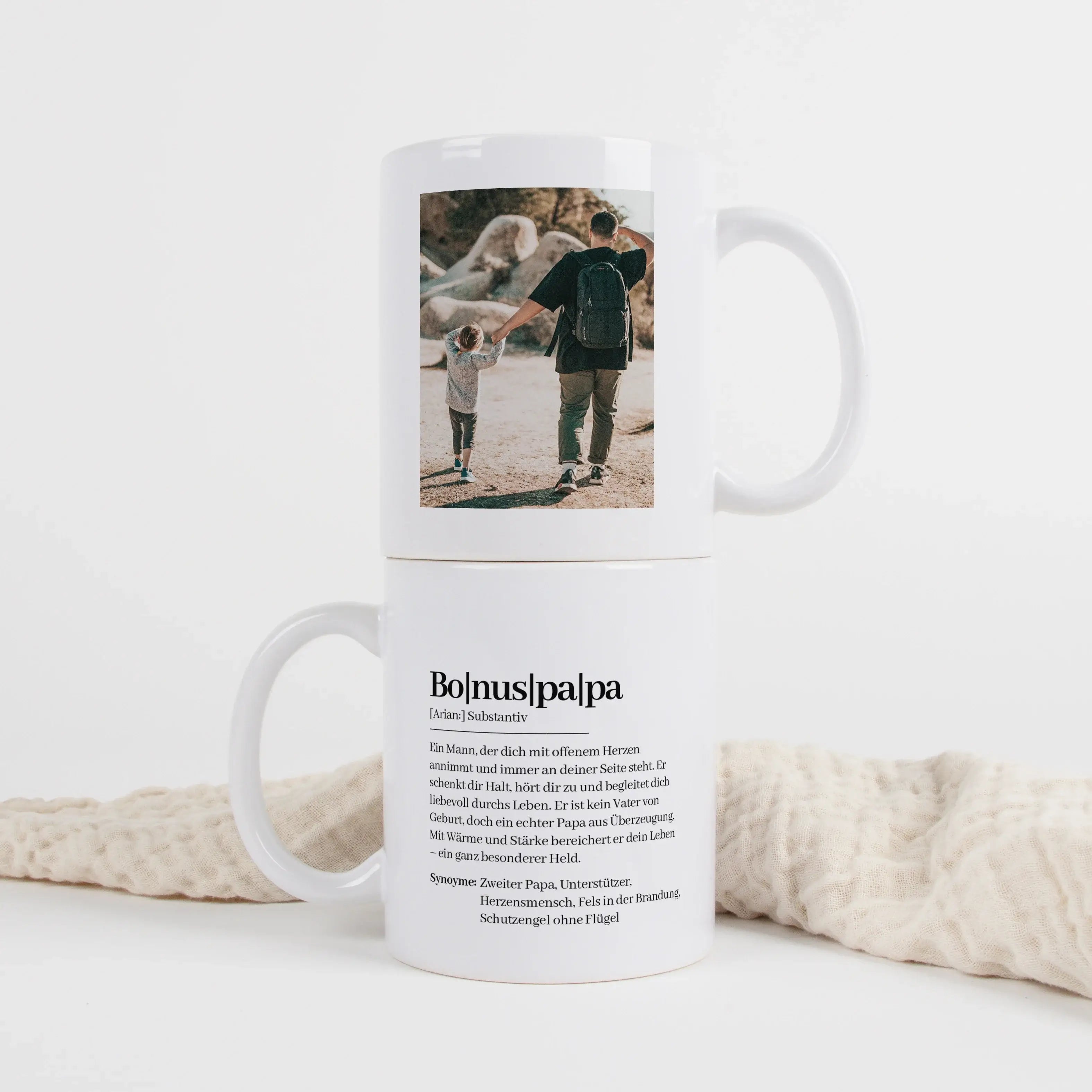 Tasse Definition Bonuspapa-Keramik Tasse-famprints-Die Tasse Definition Bonuspapa ist eine persönliche Geschenkidee für einen Mann, der für dich da ist und im Alltag einen festen Platz hat. Das Motiv zeigt eine liebevolle Beschreibung im Duden Stil und ma
