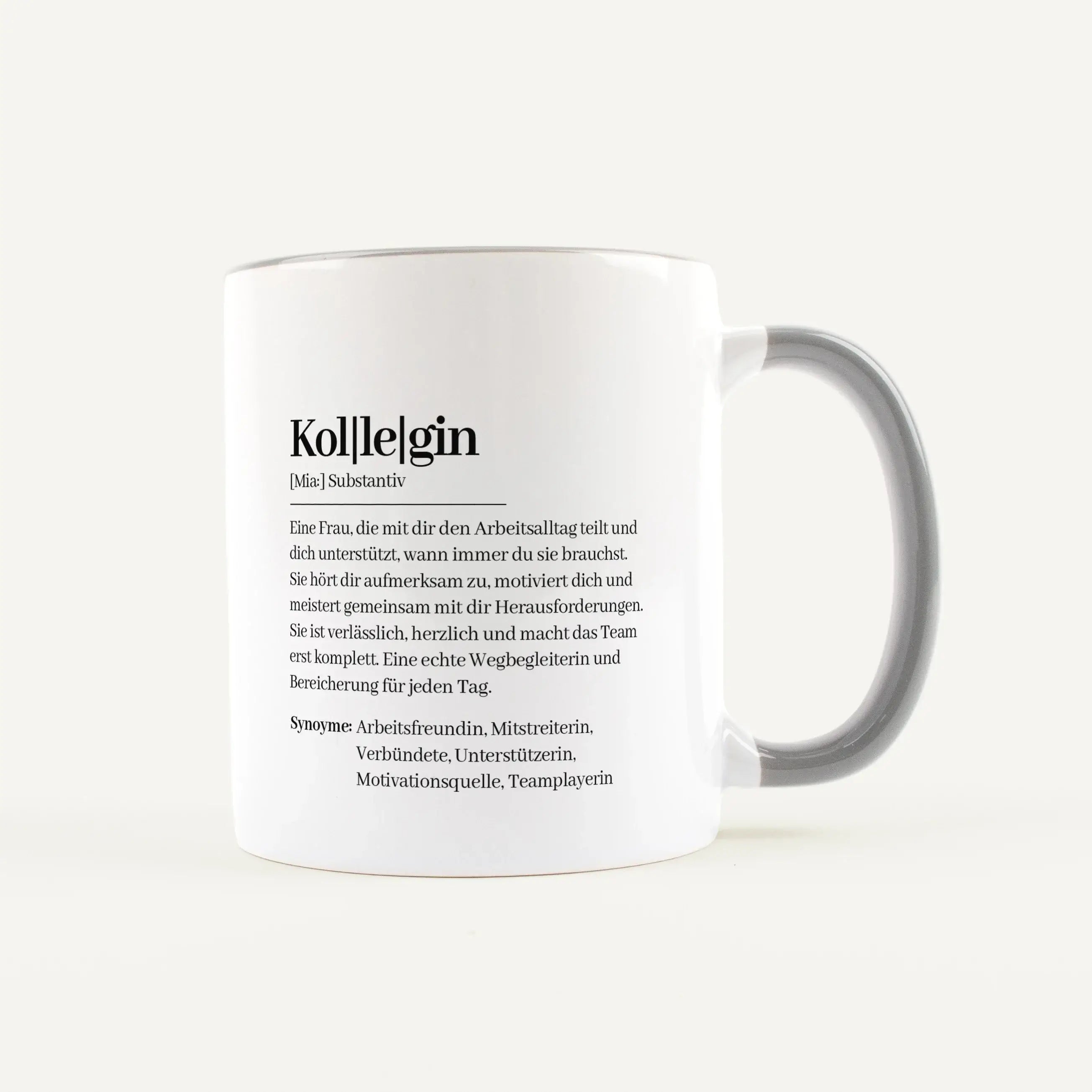 Tasse Definition Kollegin-Keramik Tasse-famprints-Die Tasse Definition Kollegin ist mehr als eine kleine Aufmerksamkeit für den Schreibtisch: Sie macht aus einem Alltagsmoment ein persönliches Geschenk mit Bedeutung. Der liebevolle Definitionstext im Dude