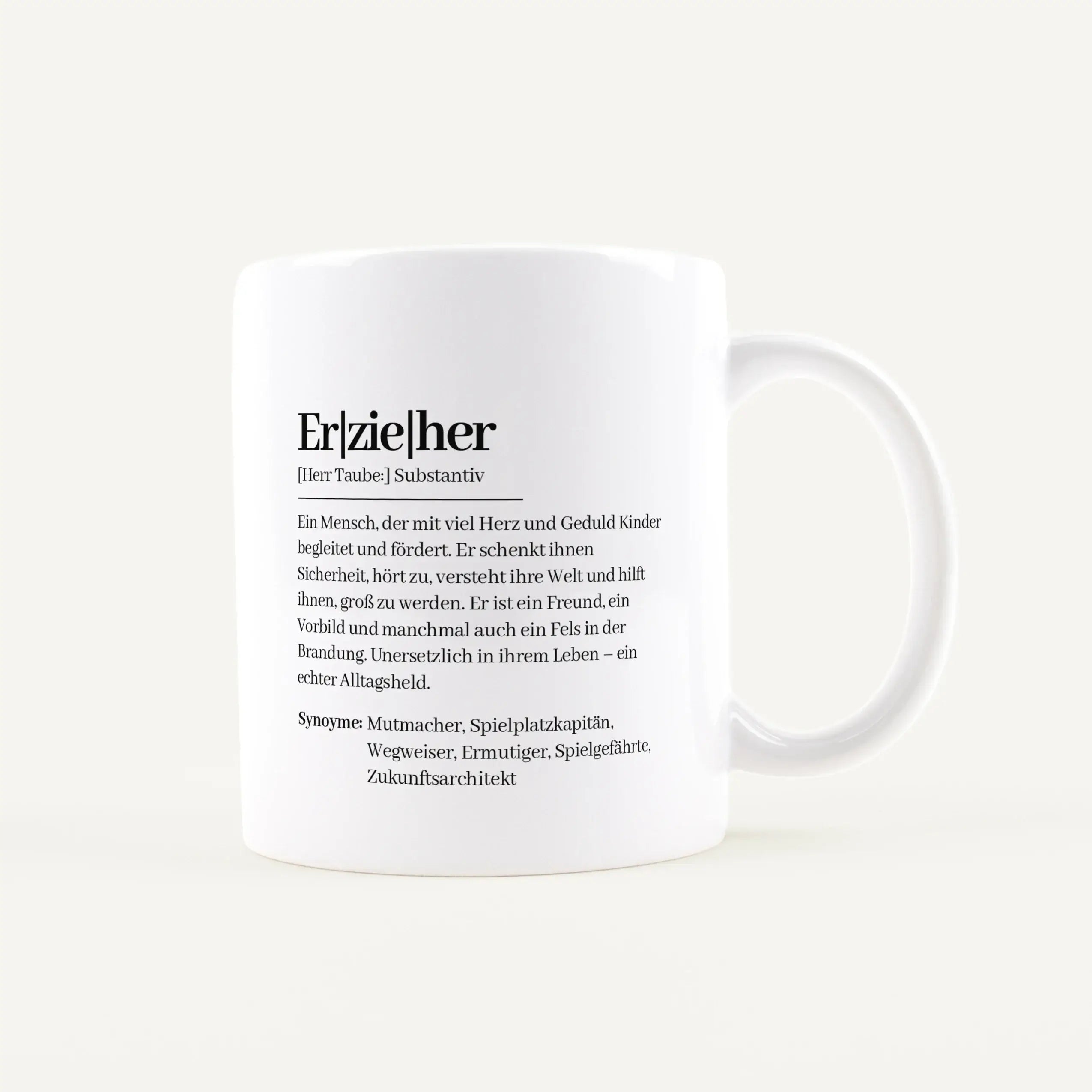 Tasse Definition Erzieher-Keramik Tasse-famprints-Mit der Tasse Definition Erzieher schenkst du nicht einfach nur eine Tasse, sondern eine persönliche Erinnerung mit Bedeutung. Das Design im liebevollen Duden Stil beschreibt, was einen Erzieher im Alltag
