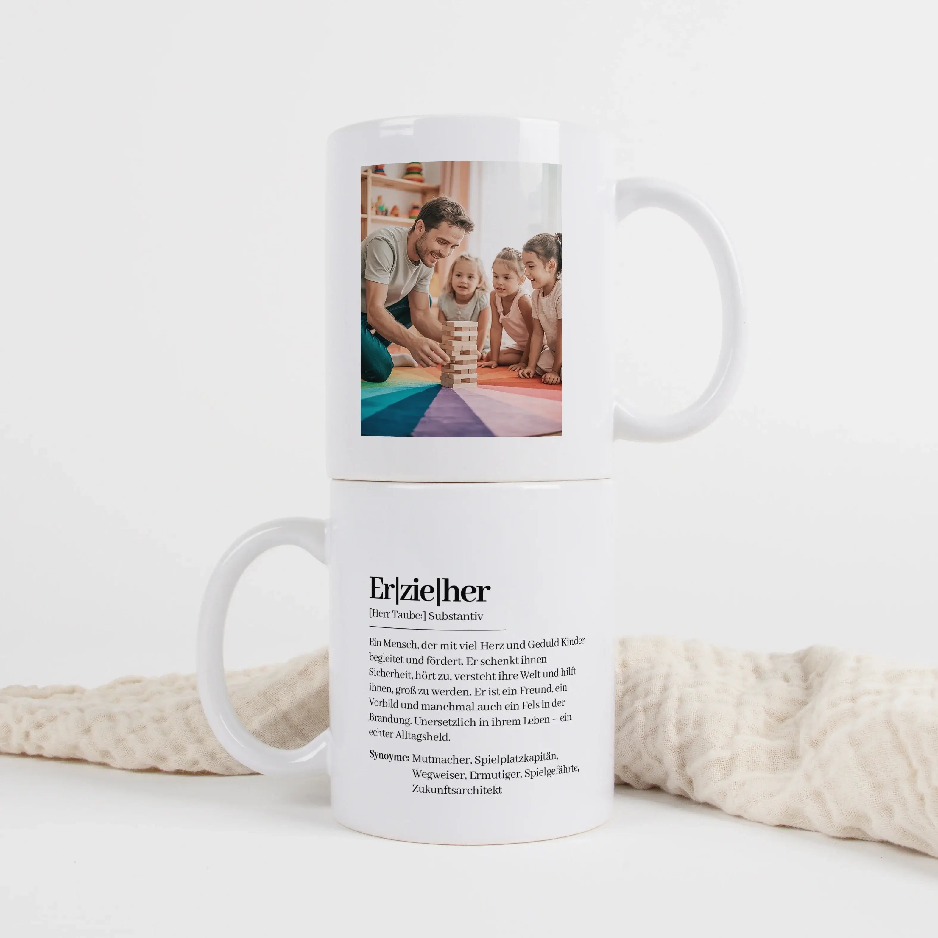 Tasse Definition Erzieher-Keramik Tasse-famprints-Mit der Tasse Definition Erzieher schenkst du nicht einfach nur eine Tasse, sondern eine persönliche Erinnerung mit Bedeutung. Das Design im liebevollen Duden Stil beschreibt, was einen Erzieher im Alltag