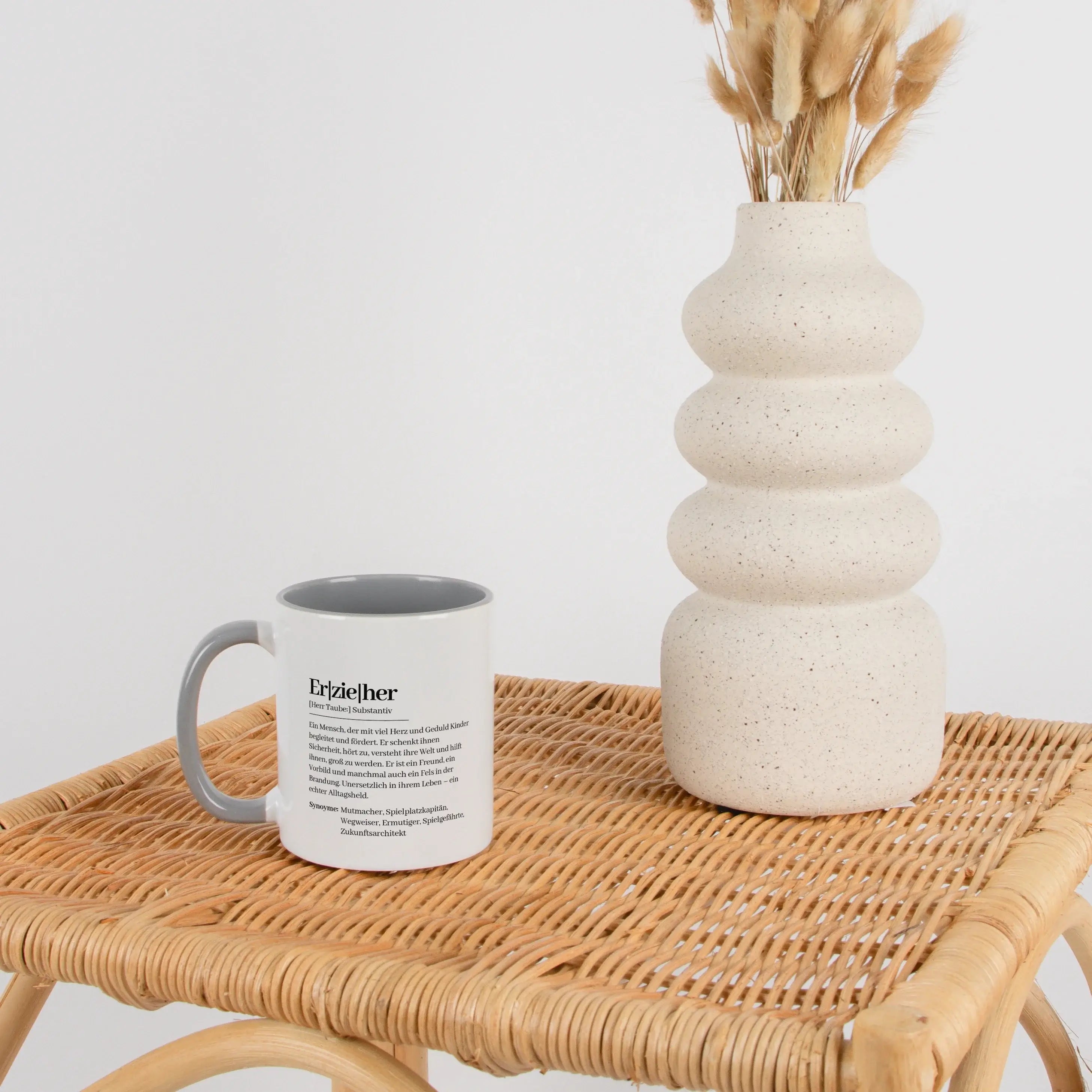 Tasse Definition Erzieher-Keramik Tasse-famprints-Mit der Tasse Definition Erzieher schenkst du nicht einfach nur eine Tasse, sondern eine persönliche Erinnerung mit Bedeutung. Das Design im liebevollen Duden Stil beschreibt, was einen Erzieher im Alltag