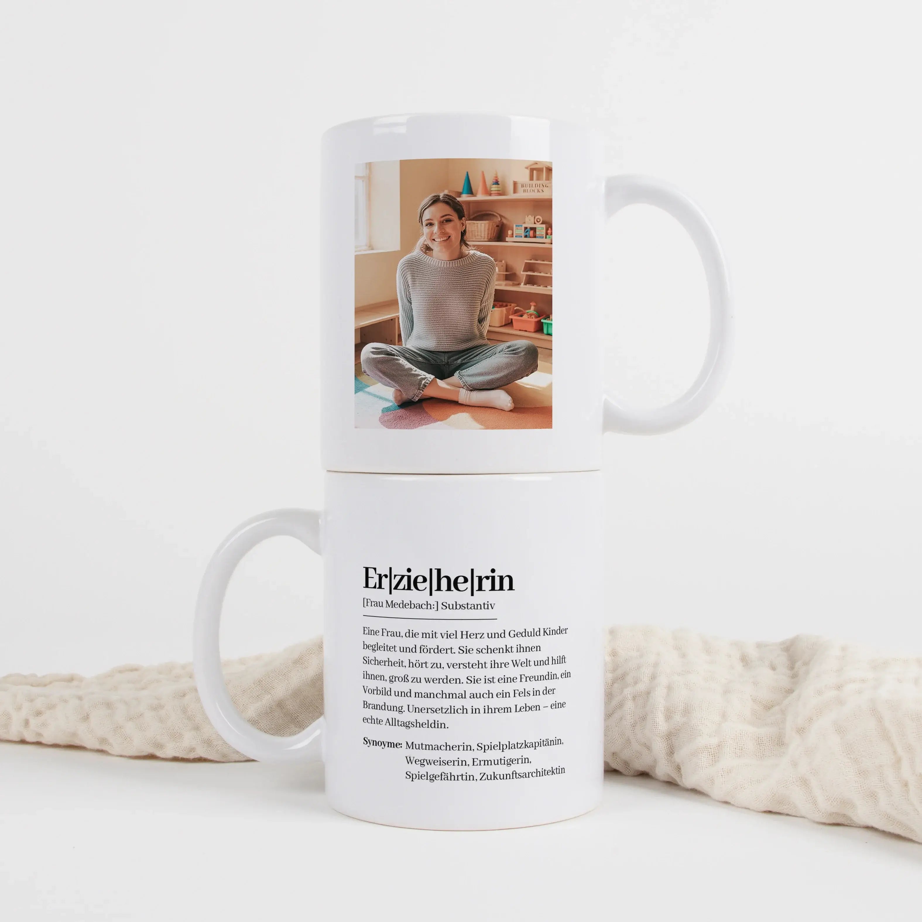 Tasse Definition Erzieherin-Keramik Tasse-famprints-Die Tasse Definition Erzieherin von famprints ist mehr als nur eine schöne Aufmerksamkeit. Sie bringt in liebevollen Worten auf den Punkt, was eine Erzieherin jeden Tag für Kinder bedeutet: begleiten, er