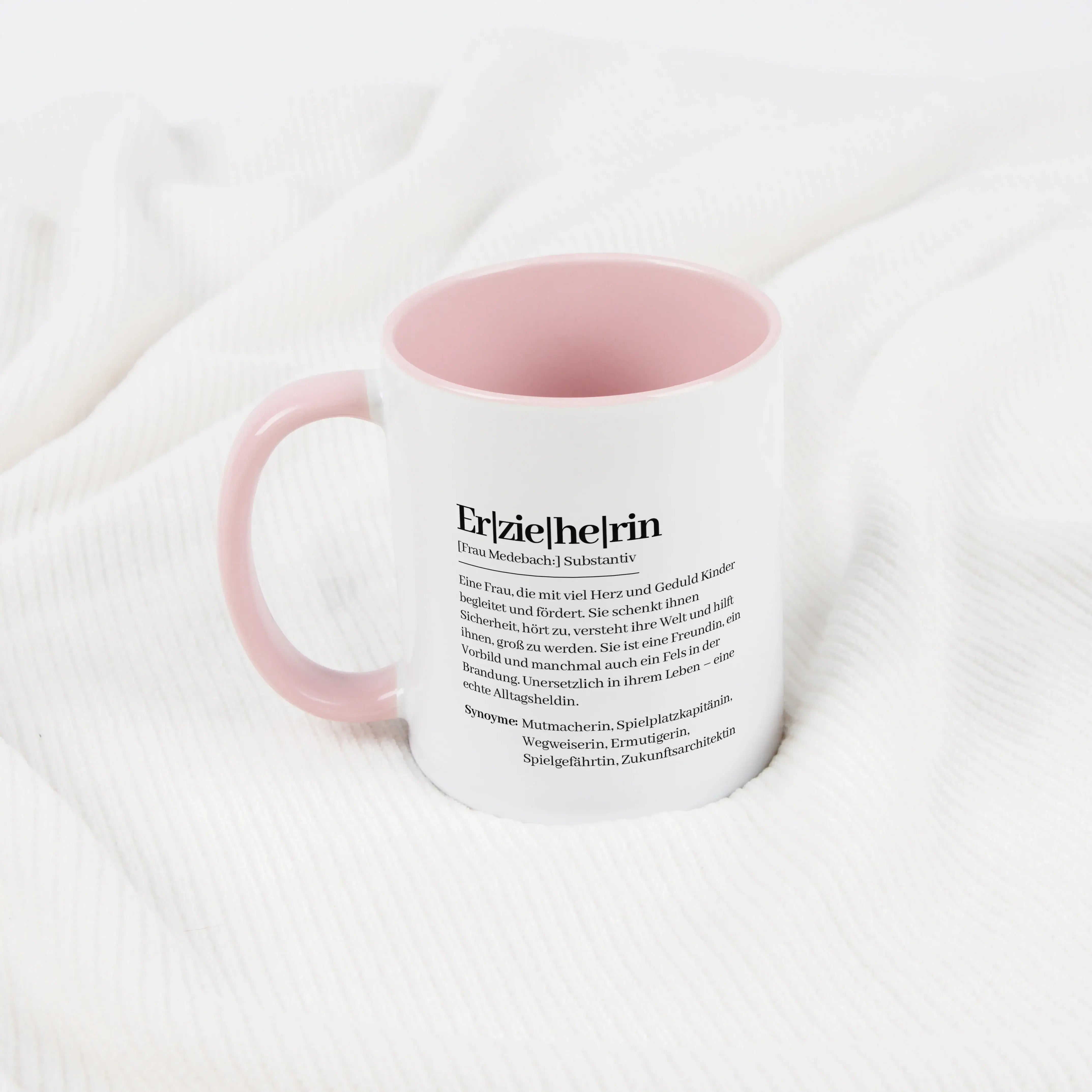 Tasse Definition Erzieherin-Keramik Tasse-famprints-Die Tasse Definition Erzieherin von famprints ist mehr als nur eine schöne Aufmerksamkeit. Sie bringt in liebevollen Worten auf den Punkt, was eine Erzieherin jeden Tag für Kinder bedeutet: begleiten, er