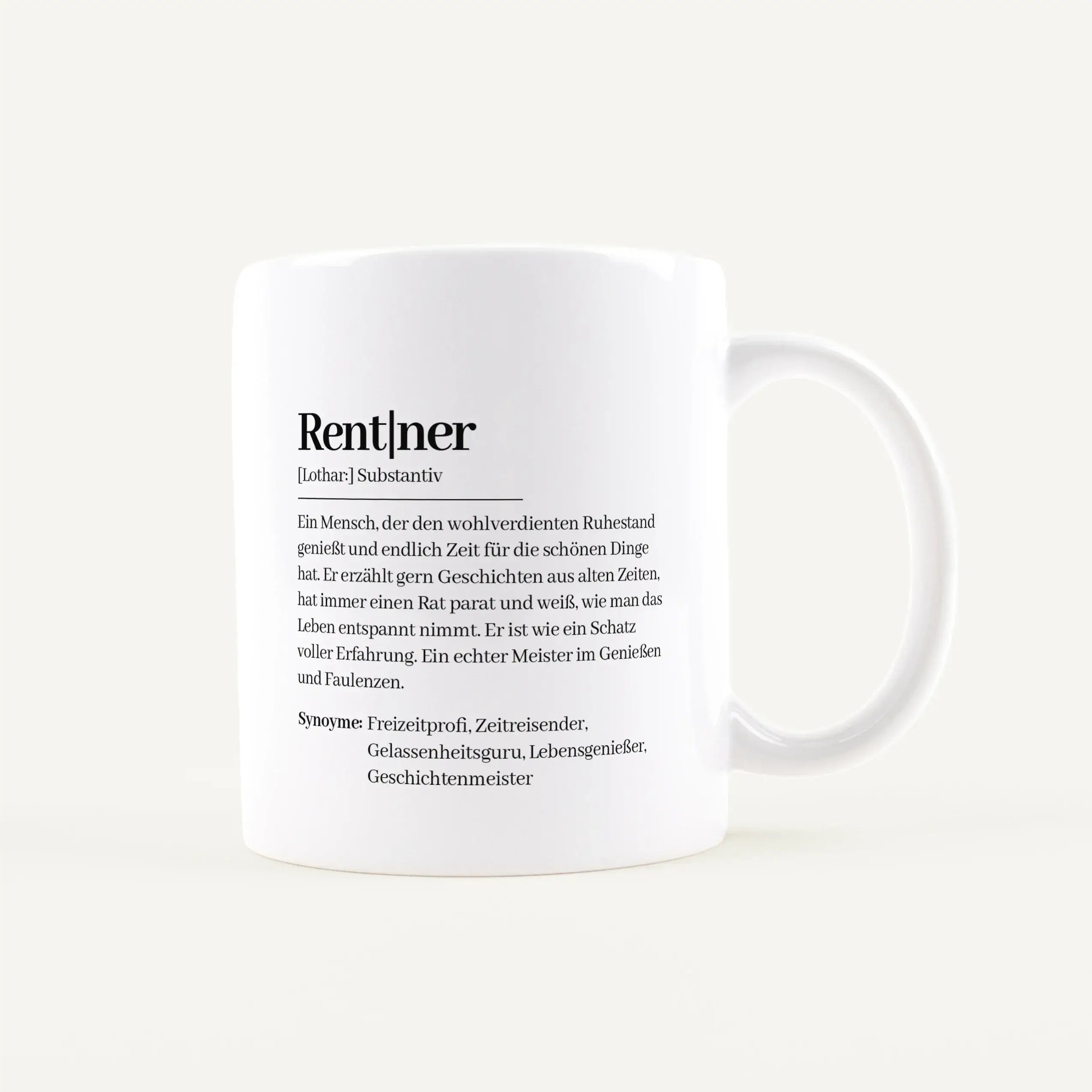 Tasse Definition Rentner-Keramik Tasse-famprints-Die Tasse Definition Rentner ist eine persönliche Geschenkidee für einen besonderen Lebensabschnitt. Die liebevolle Beschreibung im Duden Stil bringt auf den Punkt, was viele mit dem Ruhestand verbinden: me