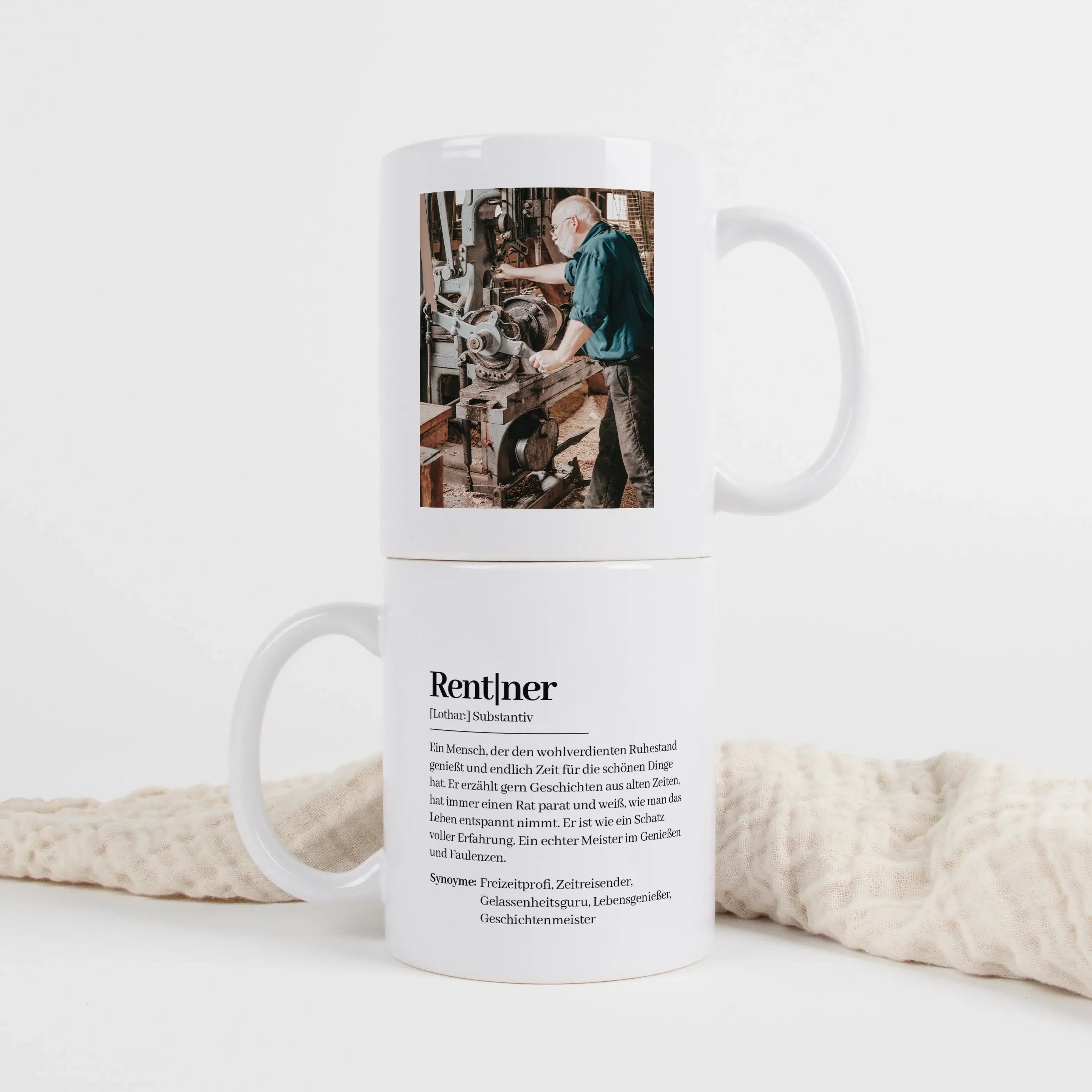 Tasse Definition Rentner-Keramik Tasse-famprints-Die Tasse Definition Rentner ist eine persönliche Geschenkidee für einen besonderen Lebensabschnitt. Die liebevolle Beschreibung im Duden Stil bringt auf den Punkt, was viele mit dem Ruhestand verbinden: me