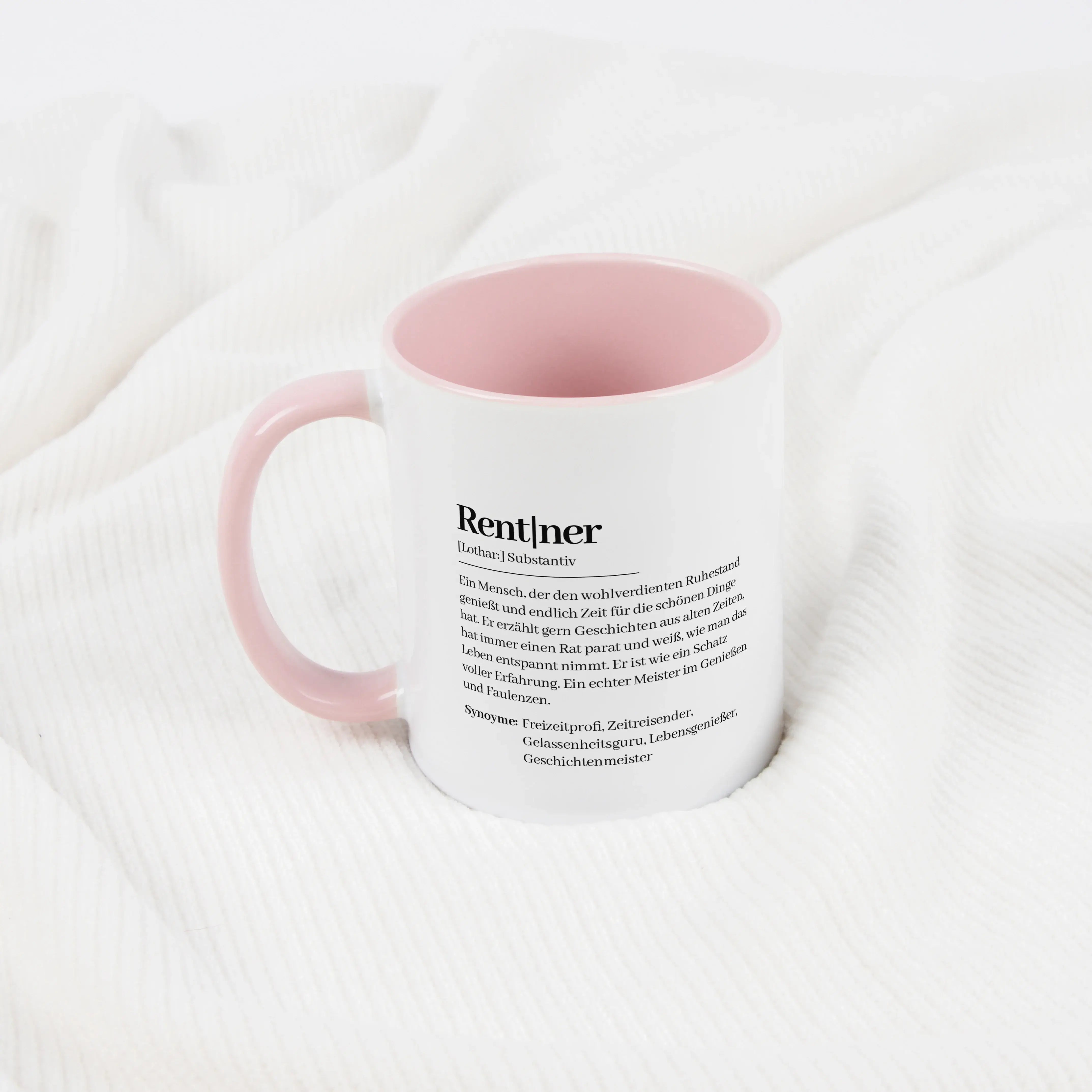 Tasse Definition Rentner-Keramik Tasse-famprints-Die Tasse Definition Rentner ist eine persönliche Geschenkidee für einen besonderen Lebensabschnitt. Die liebevolle Beschreibung im Duden Stil bringt auf den Punkt, was viele mit dem Ruhestand verbinden: me