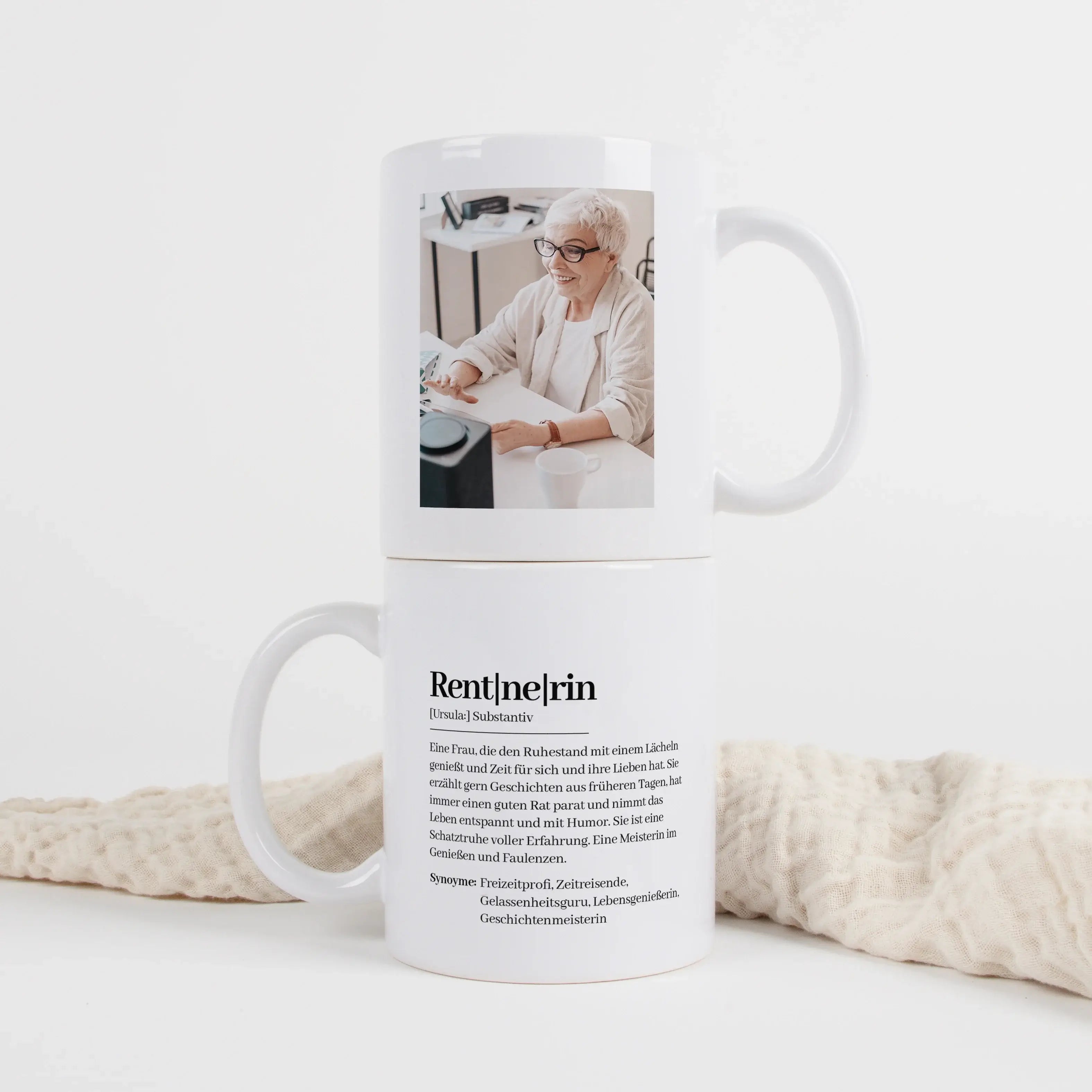 Tasse Definition Rentnerin-Keramik Tasse-famprints-Die Tasse Definition Rentnerin ist mehr als nur eine schöne Tasse, sie ist eine persönliche Erinnerung an einen neuen Lebensabschnitt. Das liebevolle Design im Duden Stil beschreibt eine Rentnerin auf cha