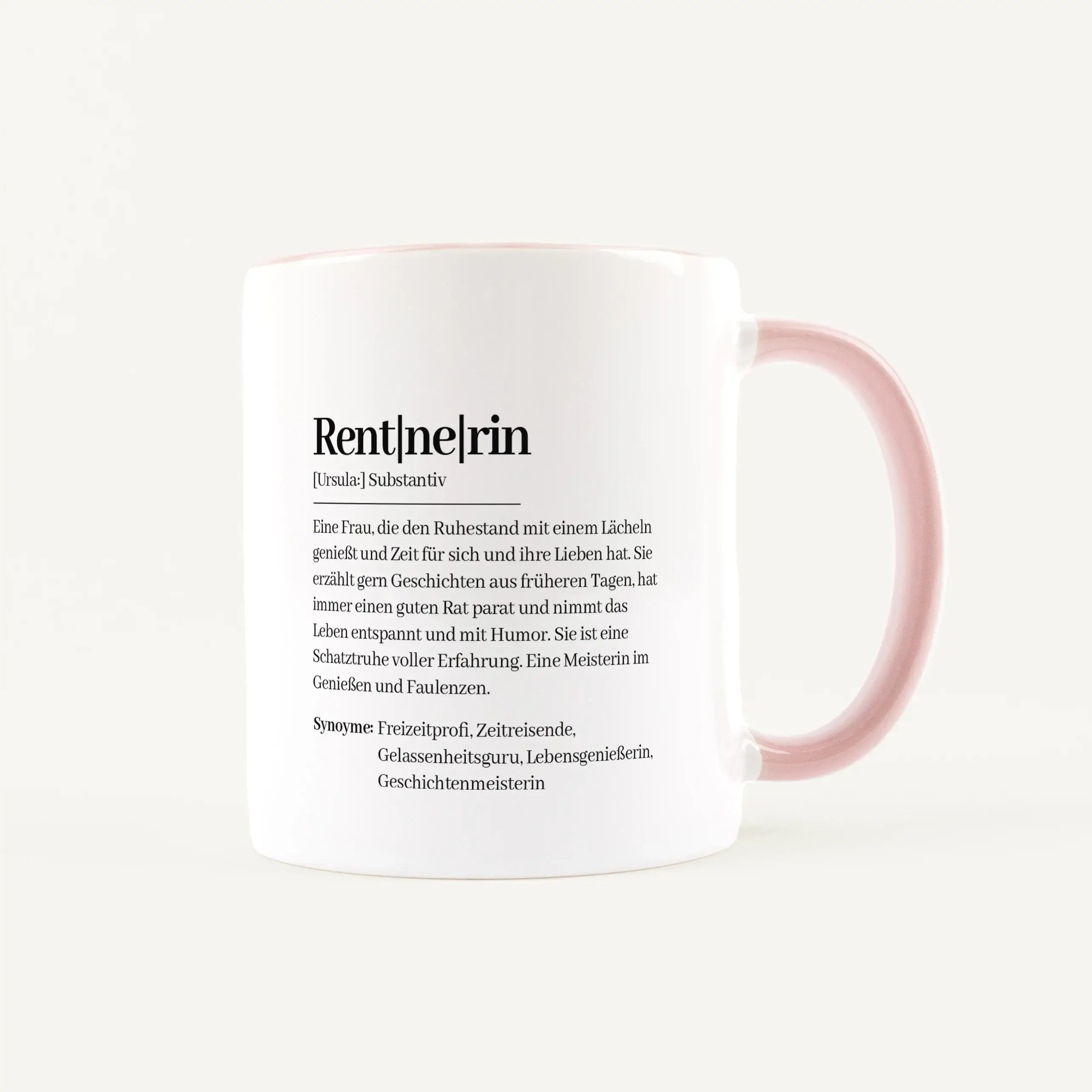 Tasse Definition Rentnerin-Keramik Tasse-famprints-Die Tasse Definition Rentnerin ist mehr als nur eine schöne Tasse, sie ist eine persönliche Erinnerung an einen neuen Lebensabschnitt. Das liebevolle Design im Duden Stil beschreibt eine Rentnerin auf cha