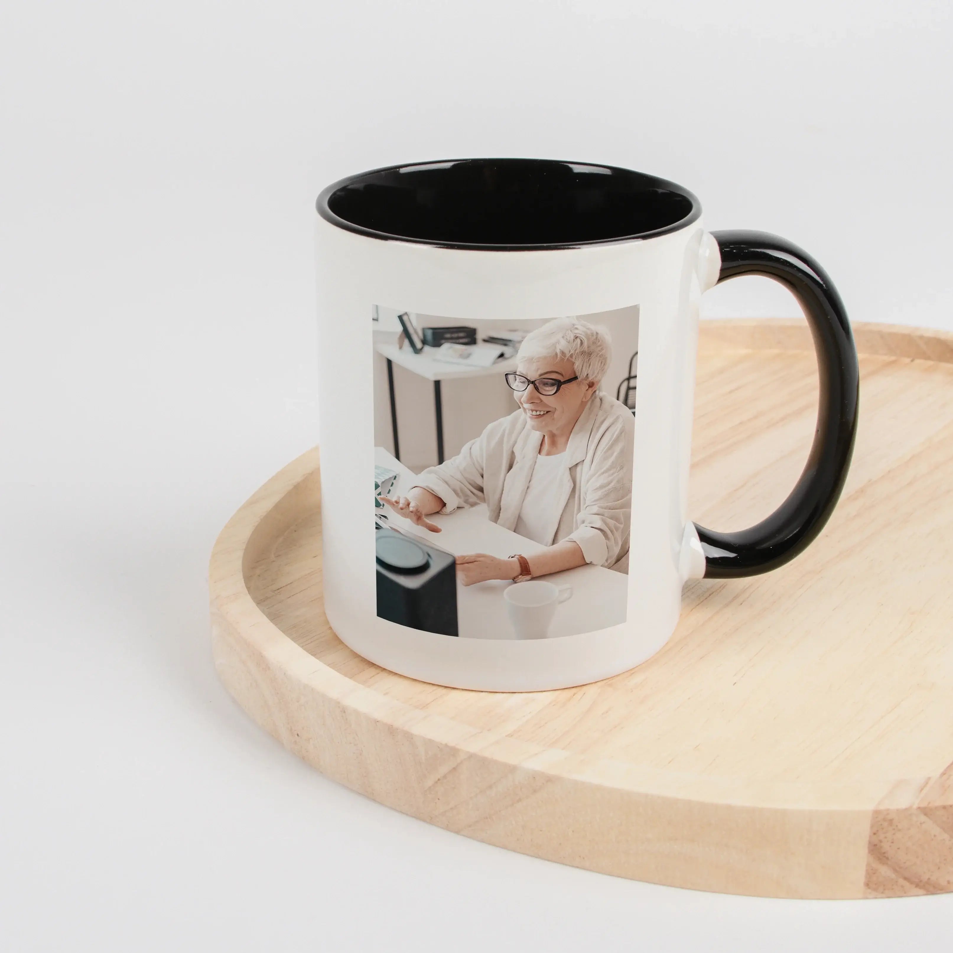 Tasse Definition Rentnerin-Keramik Tasse-famprints-Die Tasse Definition Rentnerin ist mehr als nur eine schöne Tasse, sie ist eine persönliche Erinnerung an einen neuen Lebensabschnitt. Das liebevolle Design im Duden Stil beschreibt eine Rentnerin auf cha