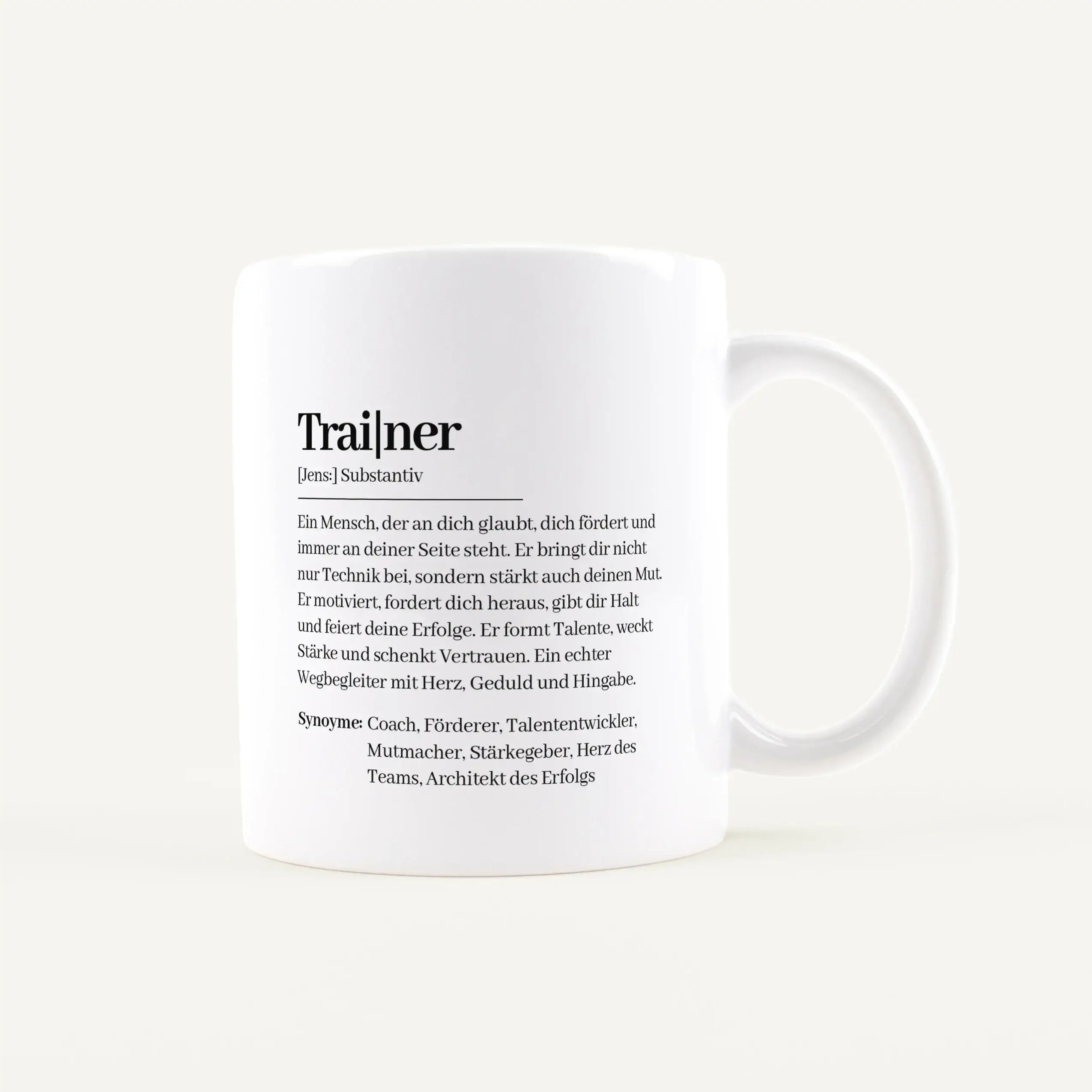 Tasse Definition Trainer-Keramik Tasse-famprints-Die Tasse Definition Trainer von famprints ist eine persönliche Geschenkidee für Menschen, die mehr sind als nur Ansprechperson am Spielfeldrand. Die liebevolle Definition im Duden Stil beschreibt, was eine